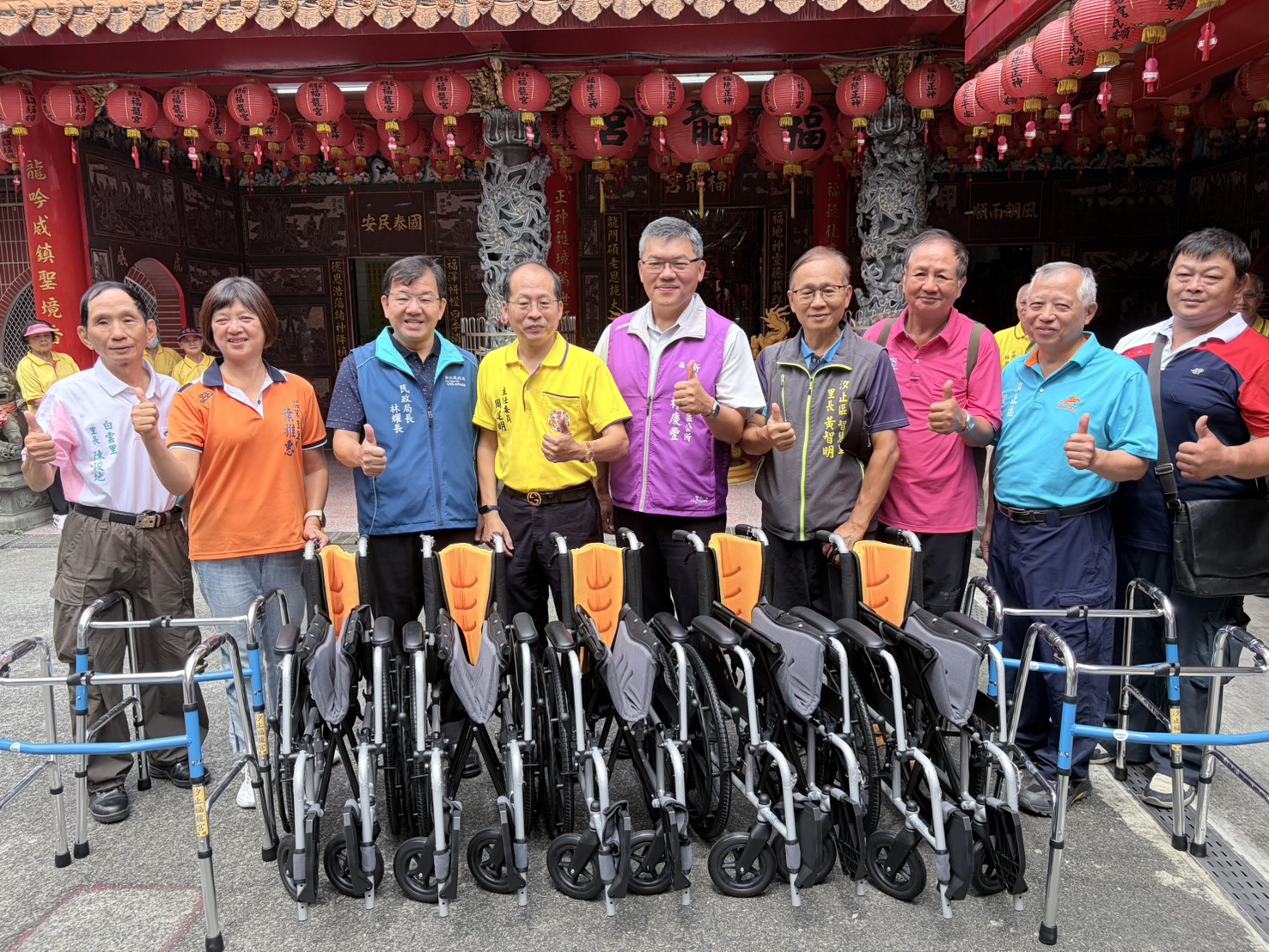 福龍宮主任委員周建明代表捐贈20輛愛心輪椅及15台助行器，分配予汐止區智慧里、復興里、自強里、白雲里、茄苳里及拱北里等6里，協助行動不便的居民並減輕照顧者負擔。