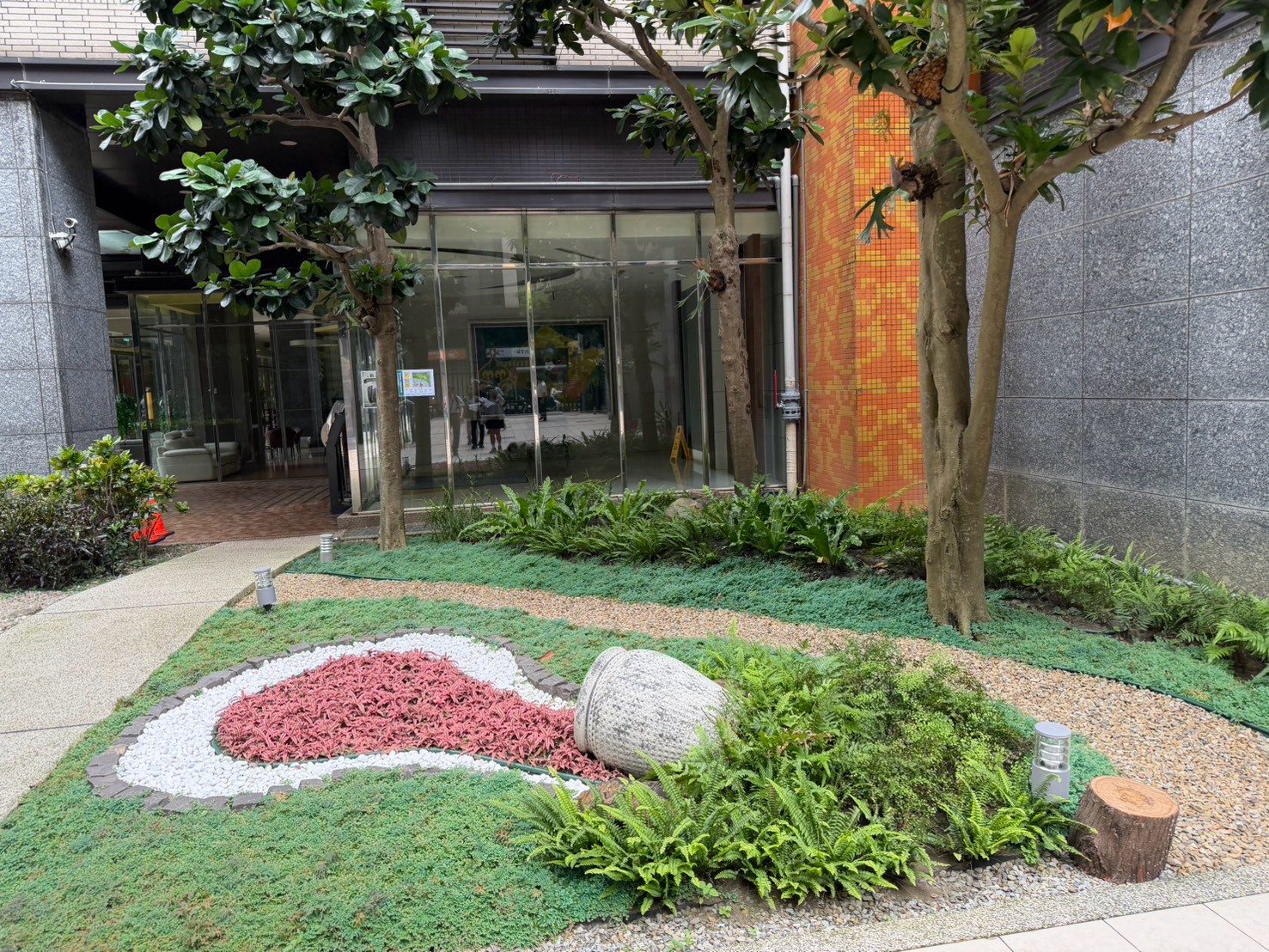 三峽區「遠雄耶魯公寓大廈管理委員會」今年以「蕨對幸福」為主題，運用原生蕨類植物及生態鋪面進行景觀營造，創造出立體層次感.