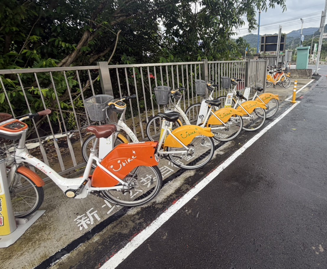 養工處持續推動「新北美樂地2.0專案」，三峽區佳福路與介壽路二段的土地遭到占用，經活化改造為YouBike微笑單車2.0站，騎行約2分鐘即到達捷運橫溪站。
