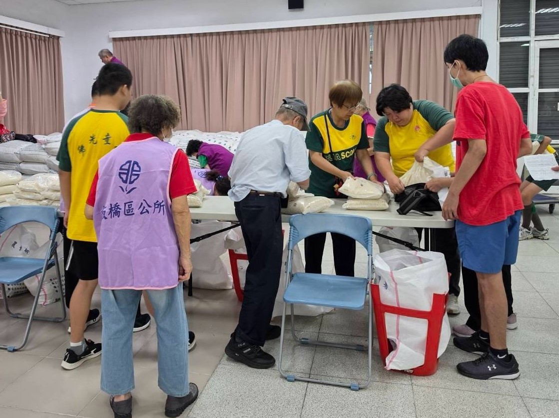 2.佛光童軍團協助愛心米發放