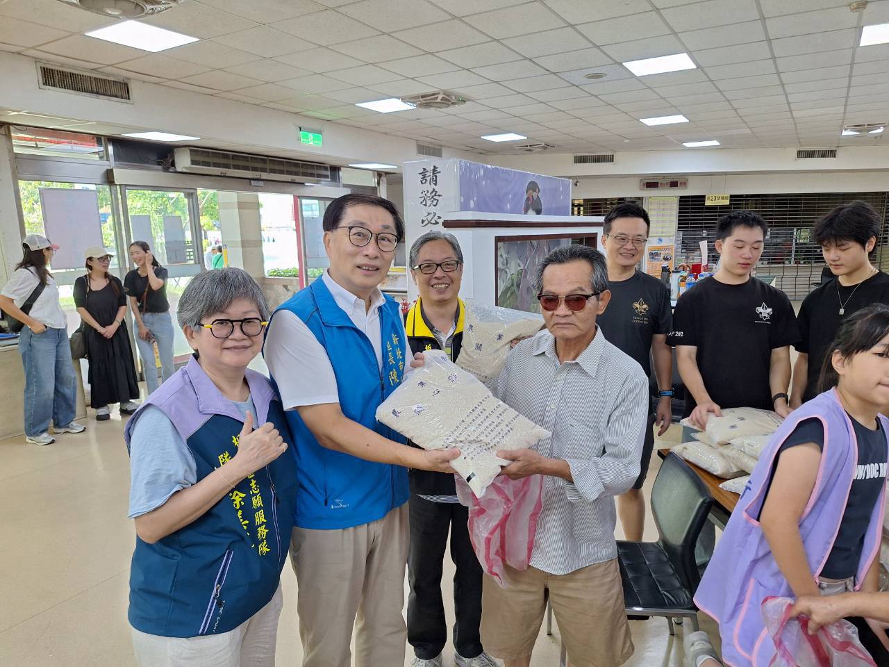 3.陳奇正區長關心愛心米發放情形並贈米予民眾