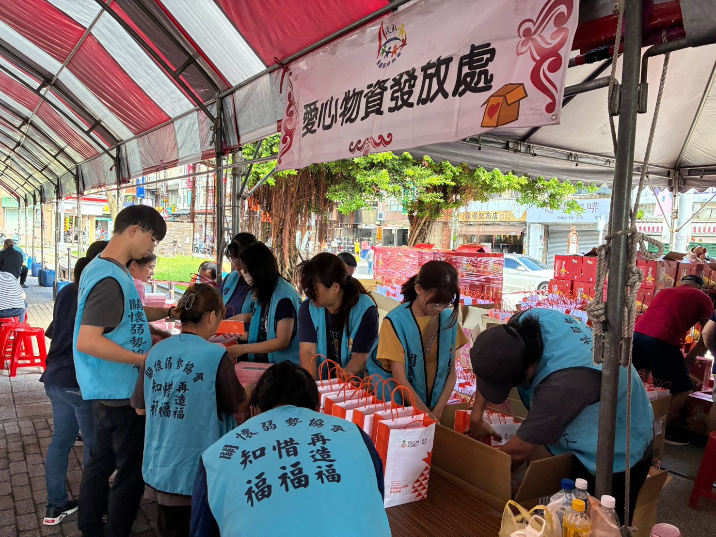 淡水區關懷弱勢協會結合地方資源與志工力量，持續關懷大淡水地區的弱勢家戶。