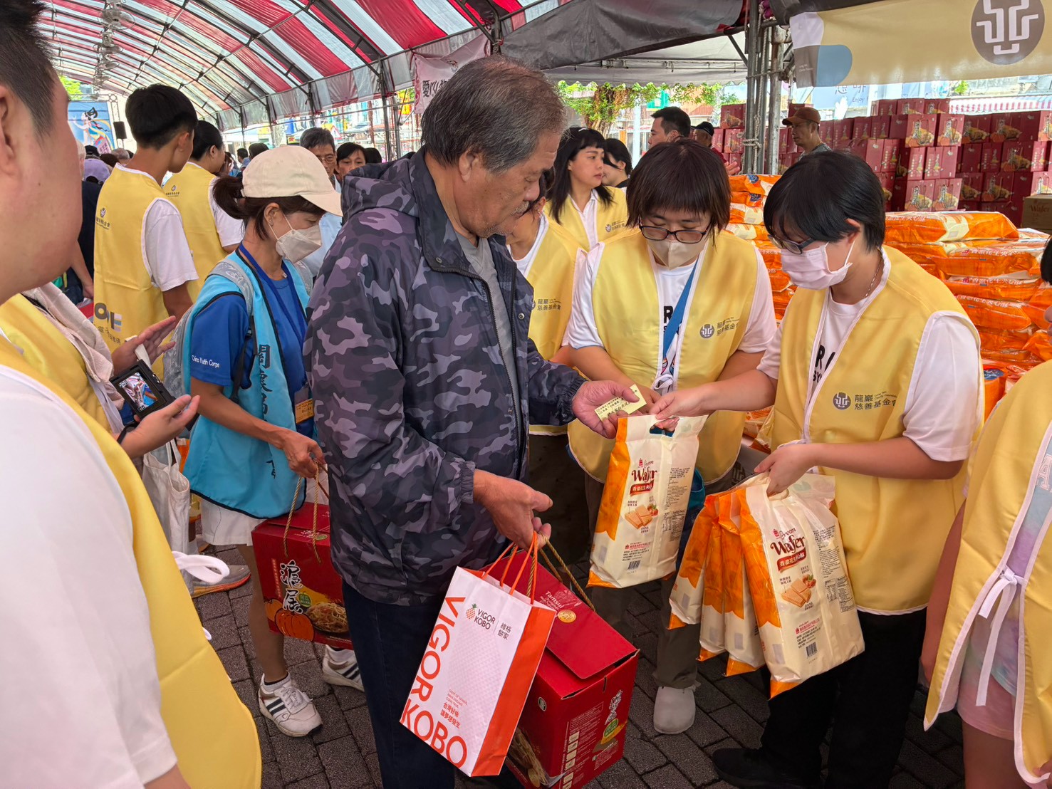  新北市淡水區關懷弱勢協會於19日再次舉辦「中秋關懷 愛在淡水」活動，邀請淡水、八里、三芝、石門地區獨居長者、身障者，及弱勢家庭參與。