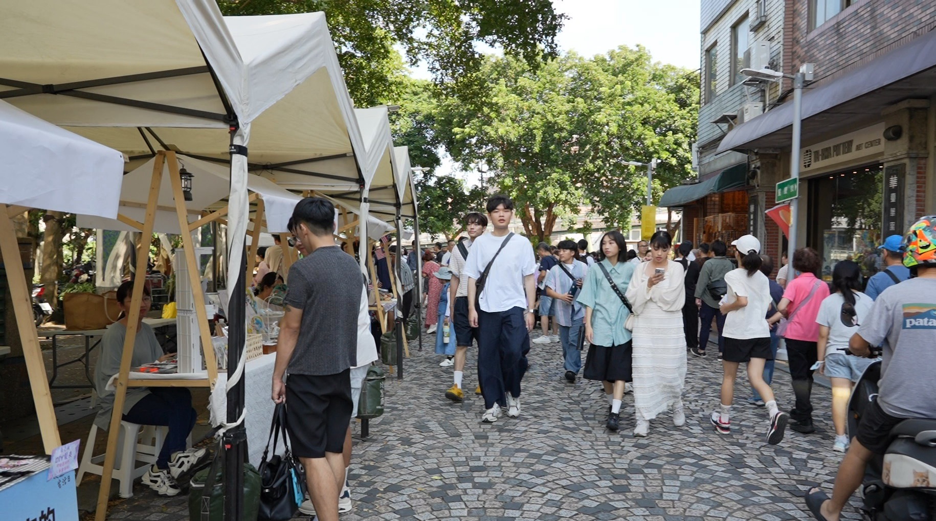 鶯歌老街藝術文創市集吸引人潮