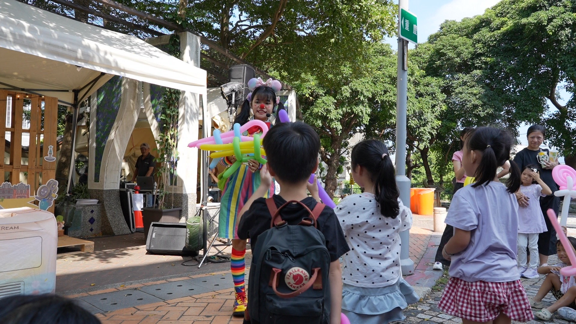 街頭藝人表演與小朋友互動