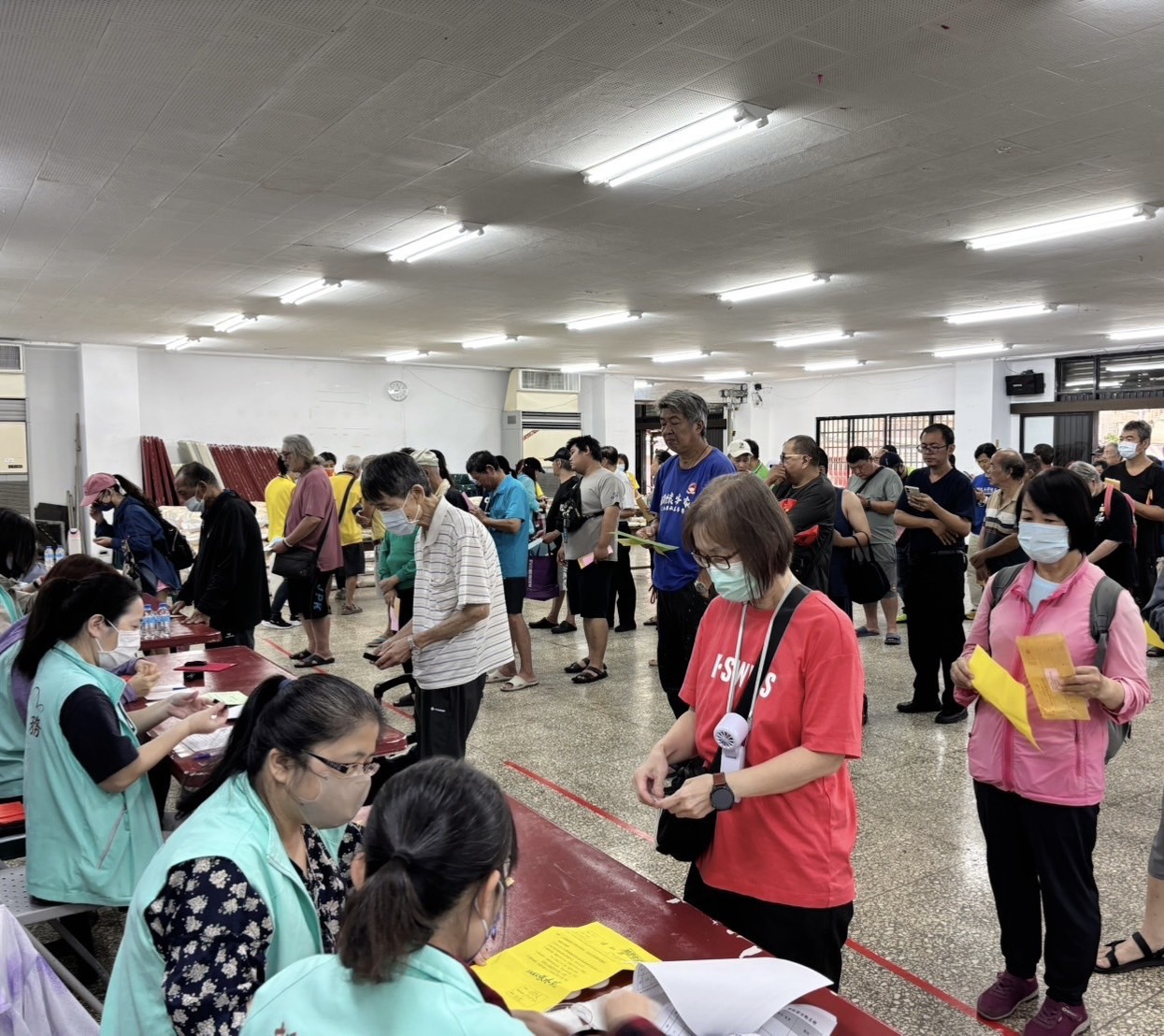 公所同仁及地藏庵志工協力發放活動1