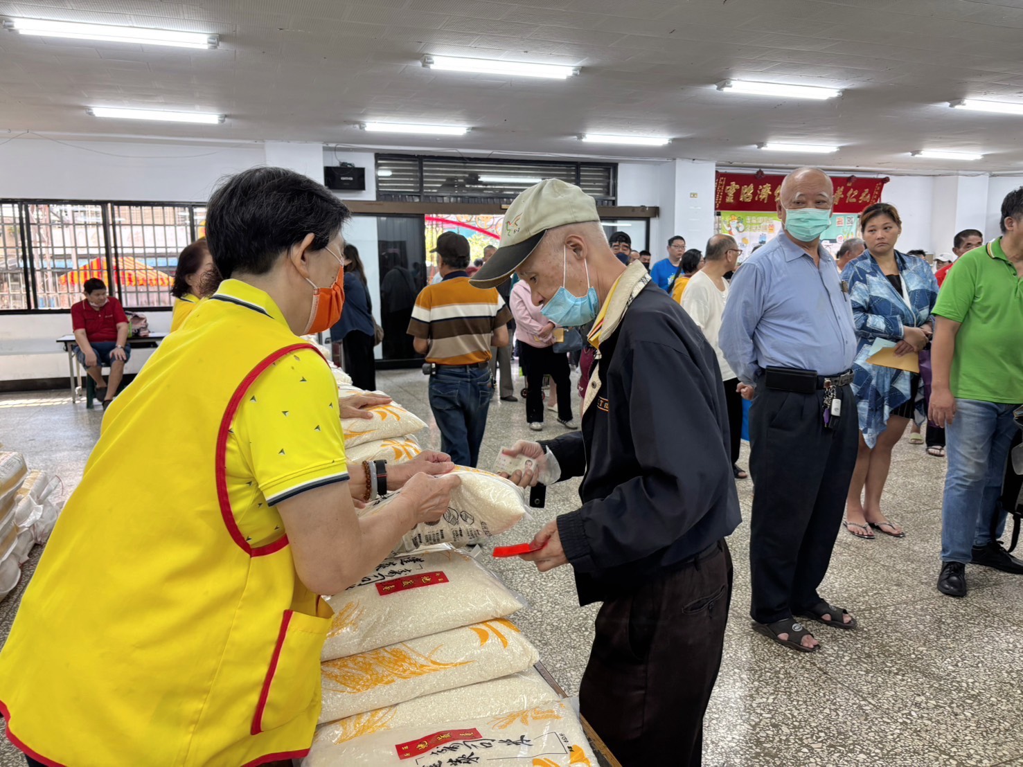 公所同仁及地藏庵志工協力發放活動2