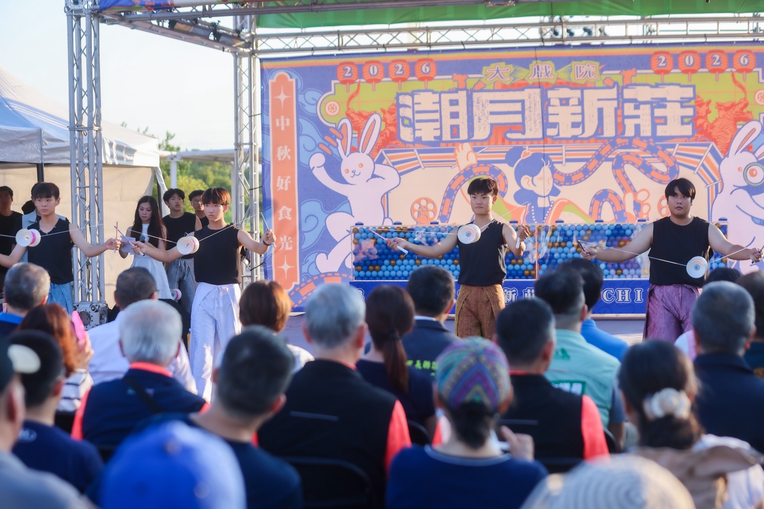 今年活動串聯市集、演唱會、戰鬥陀螺比賽、露天電影與百人烤肉派對等，打造兼具傳統底蘊與創新魅力的節慶品牌活動。