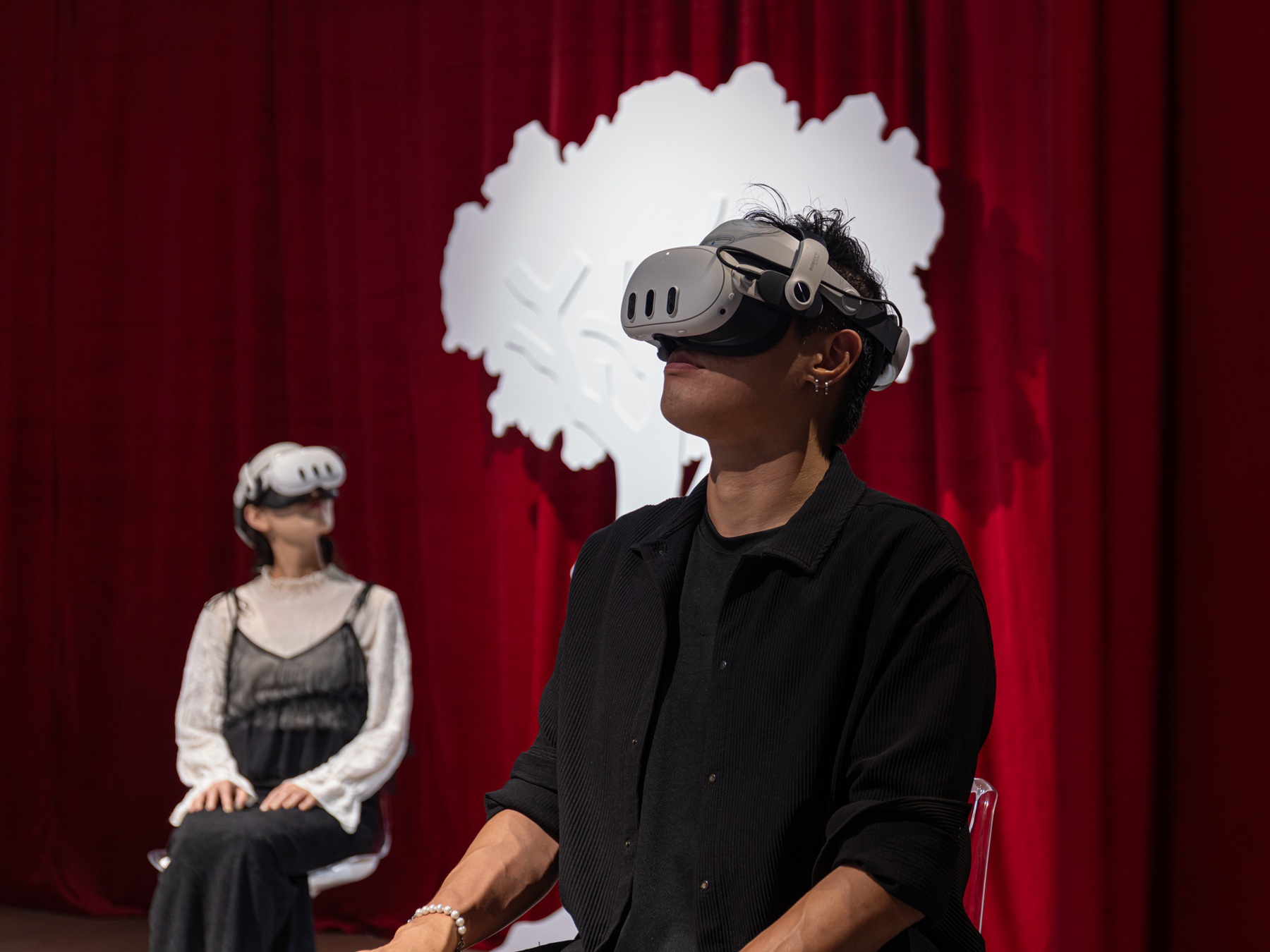 VR作品《寂靜》將劇場搬進360度全景空間。