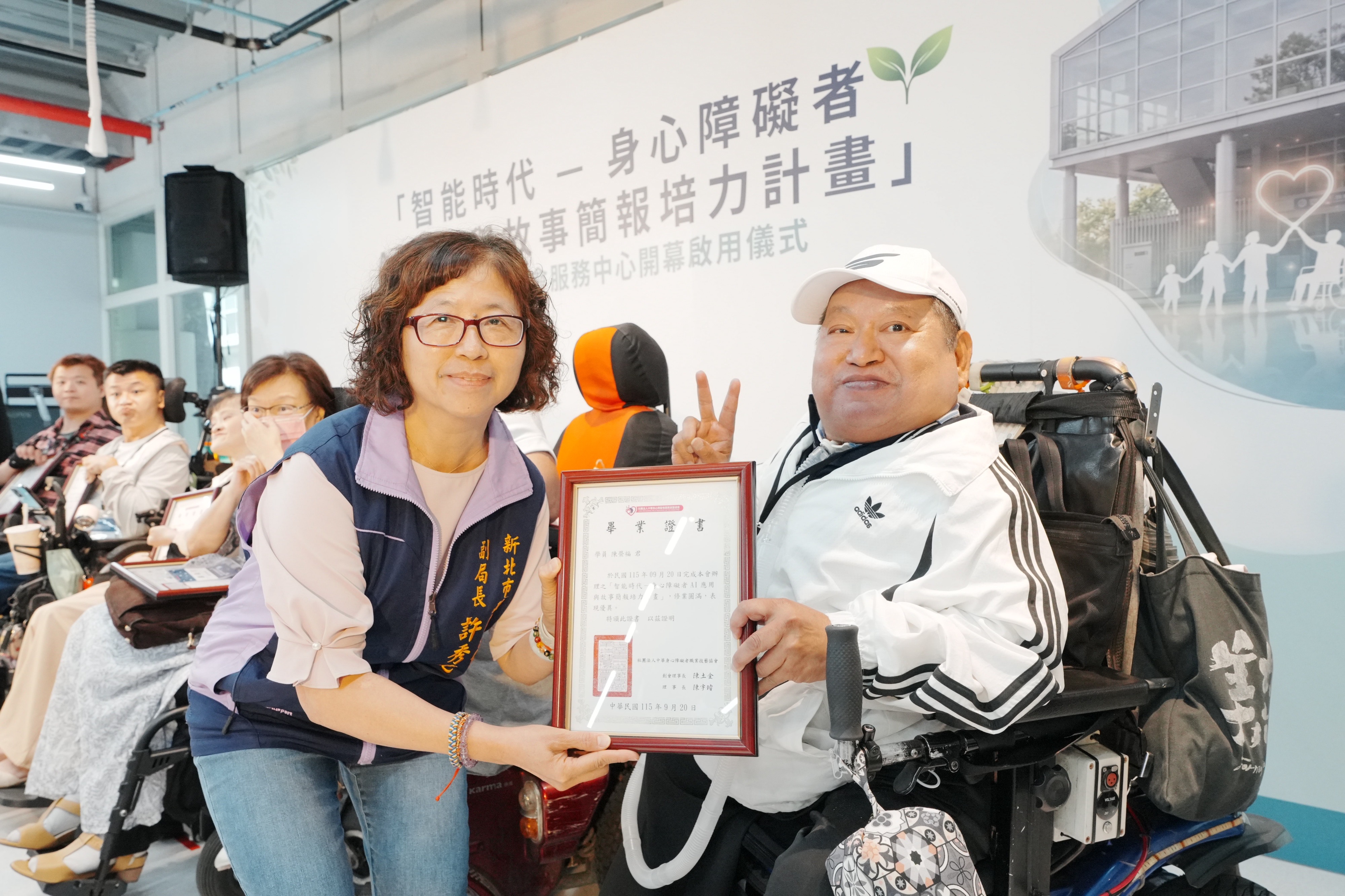  社會局副局長許秀能頒發畢業證書給學員陳榮福