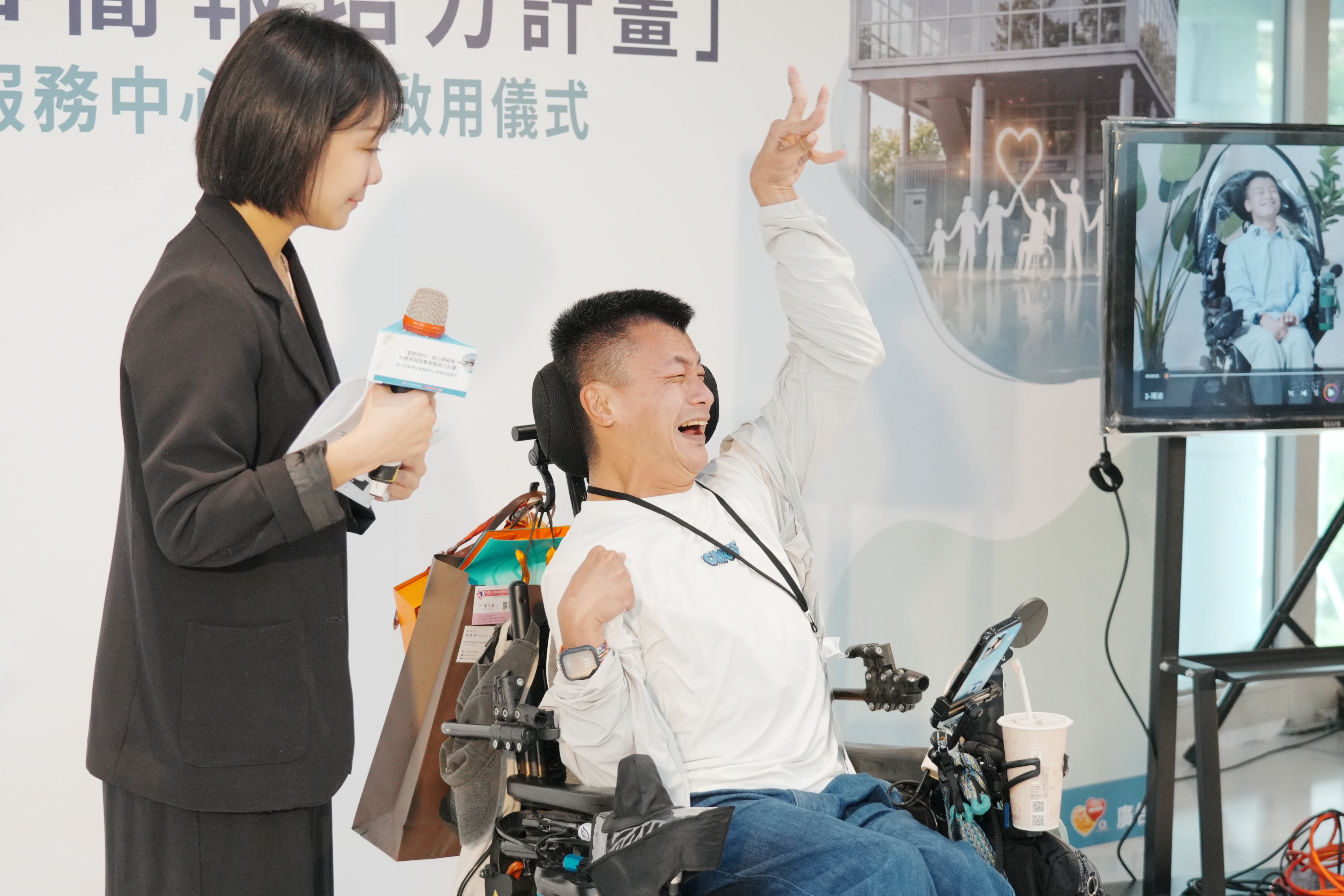  學員利用AI製作自己的生命故事分享，難掩內心的激動。
