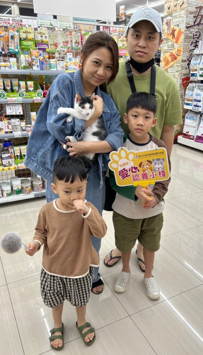 新北動保處「毛寶貝愛心認養小棧」，讓民眾不需要到動物之家也能在都會區認養心儀的毛寶貝。