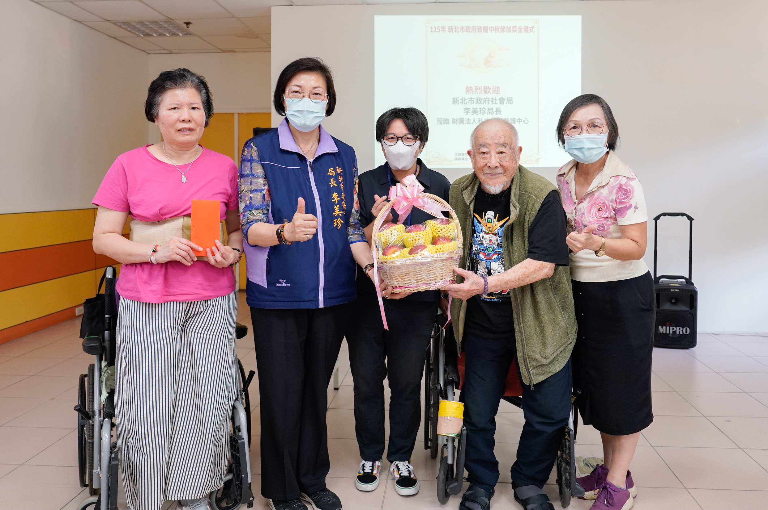  社會局長李美珍慰訪健順養護中心，致贈秋節加菜金及蘋果禮盒，右1為財團法人臺灣省私立健順養護中心董事長廖慧媛，中為黃致蓁院長。