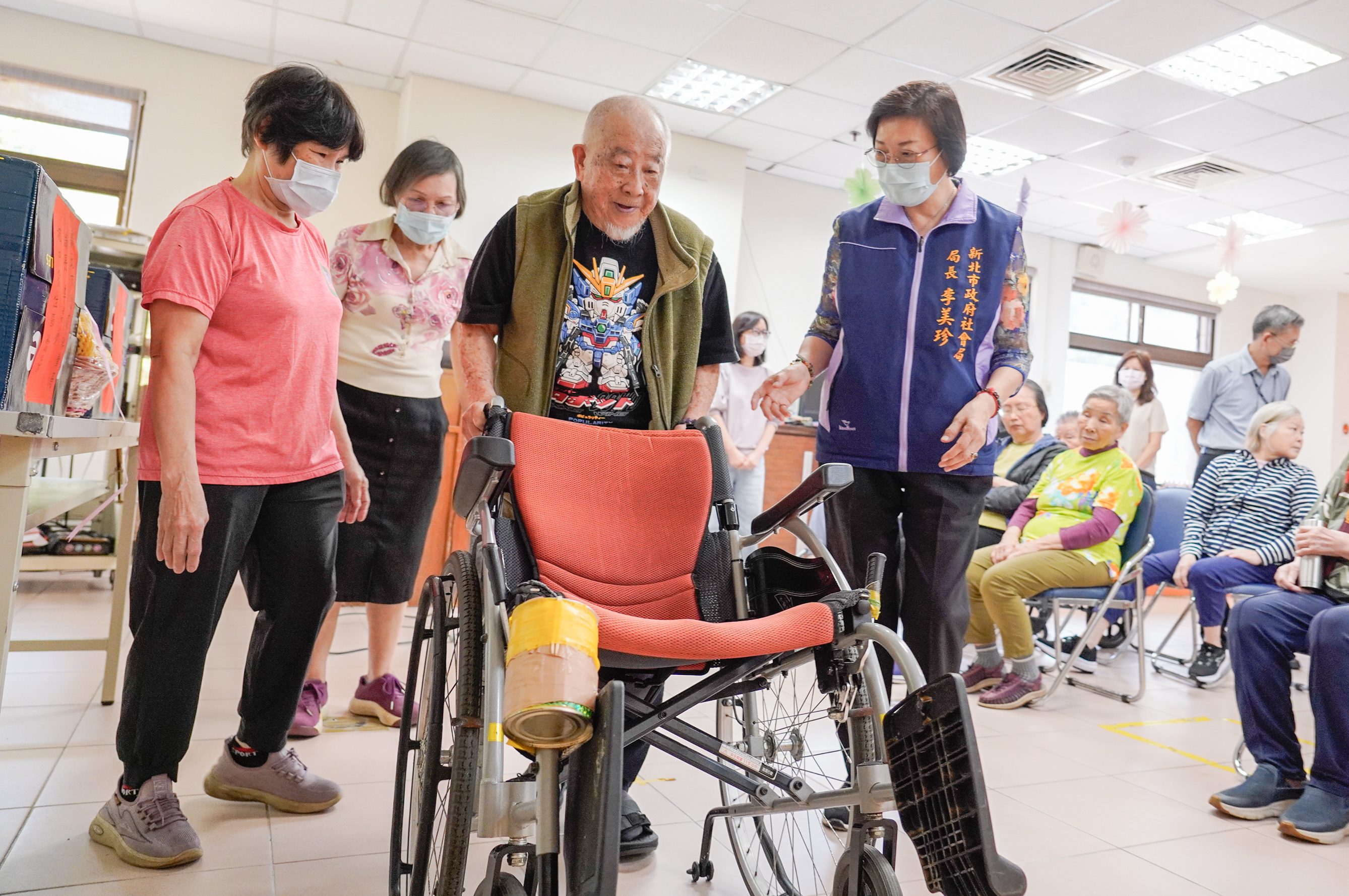  現年90歲的王志剛爺爺向李美珍局長說，他每天推著輪椅上坡。