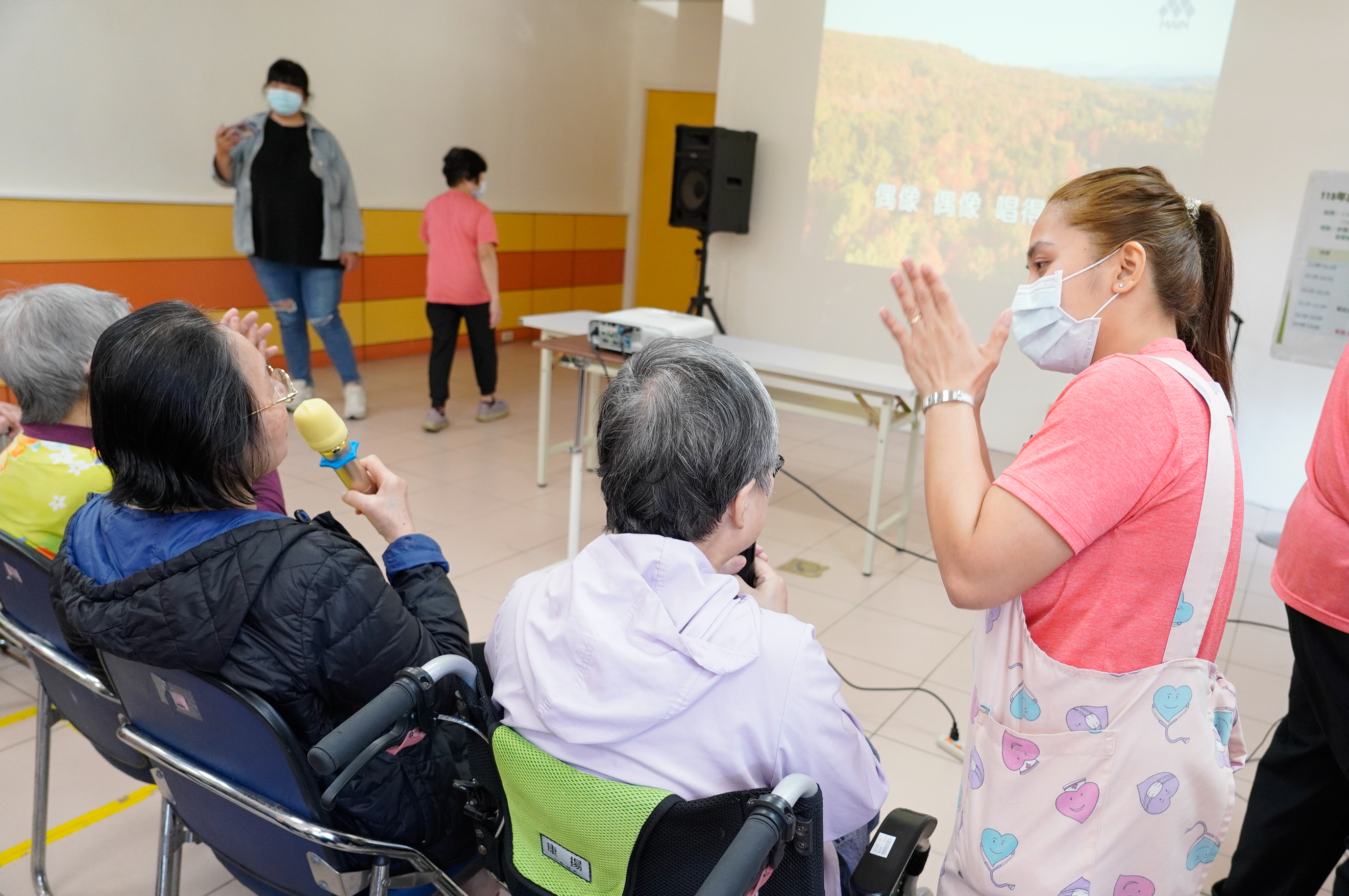  入住健順的長輩在文康室唱著卡拉OK