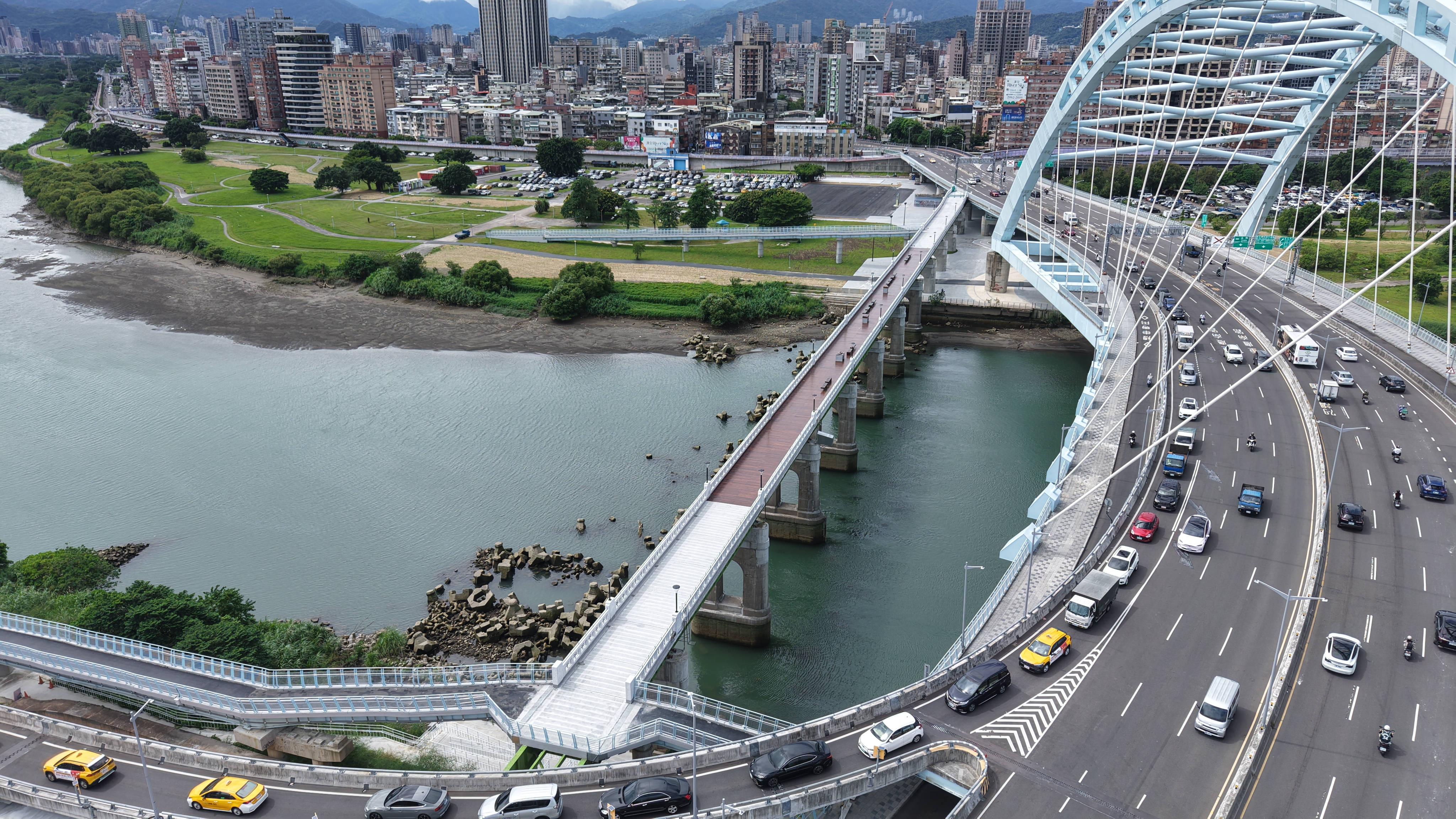 連接臺北市中正區與新北市永和區的川端橋，經雙北市政府合作修復，今(21)日正式啟用，風華再現。左為川端橋。