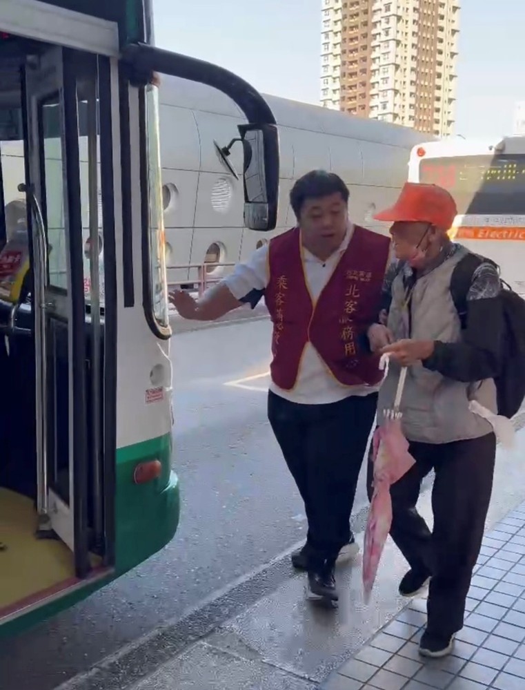 公車業者加派人力於重點公車站協助宣傳。