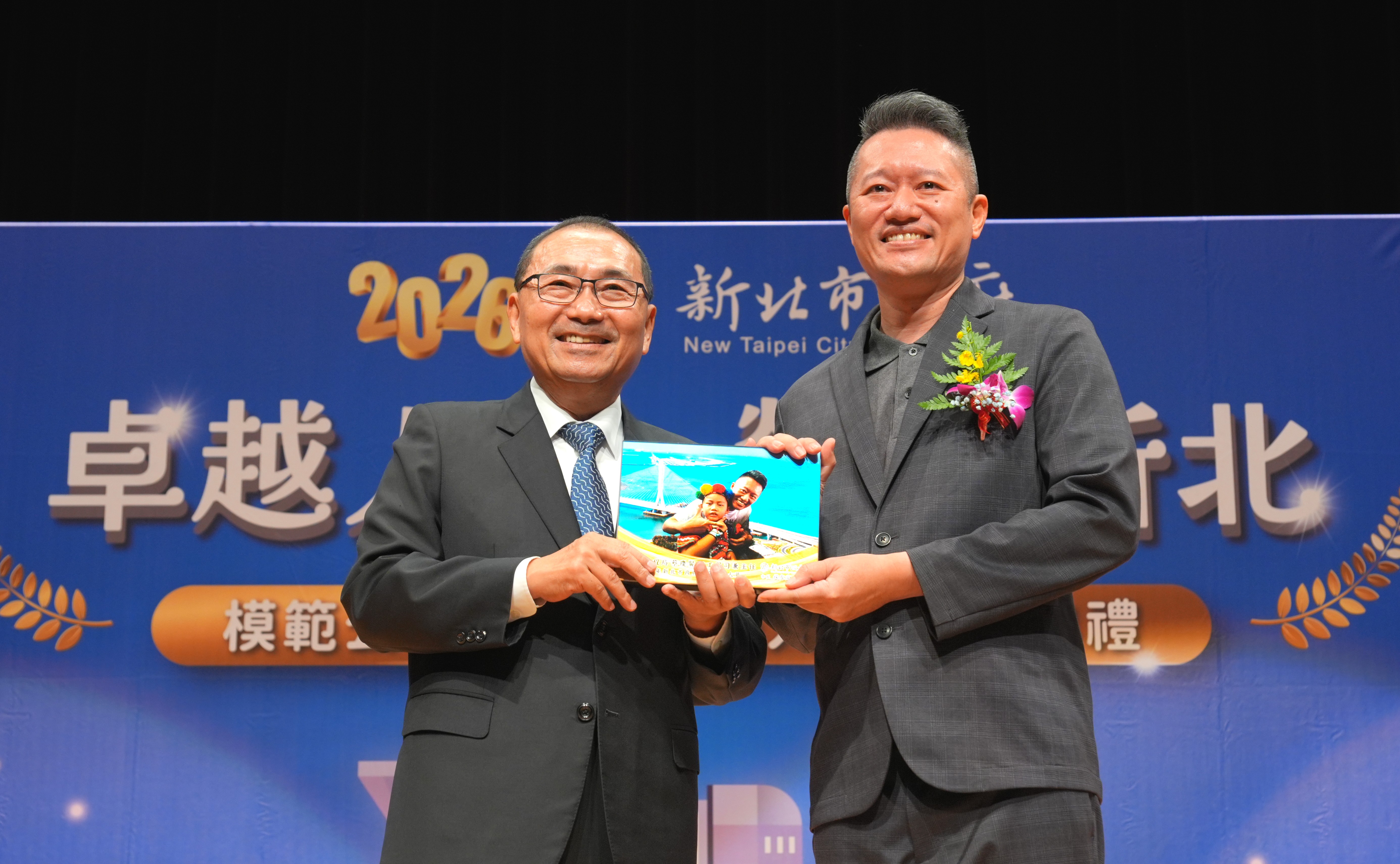 捷運工程局蔡慶賢科長(右)與市長侯友宜合影