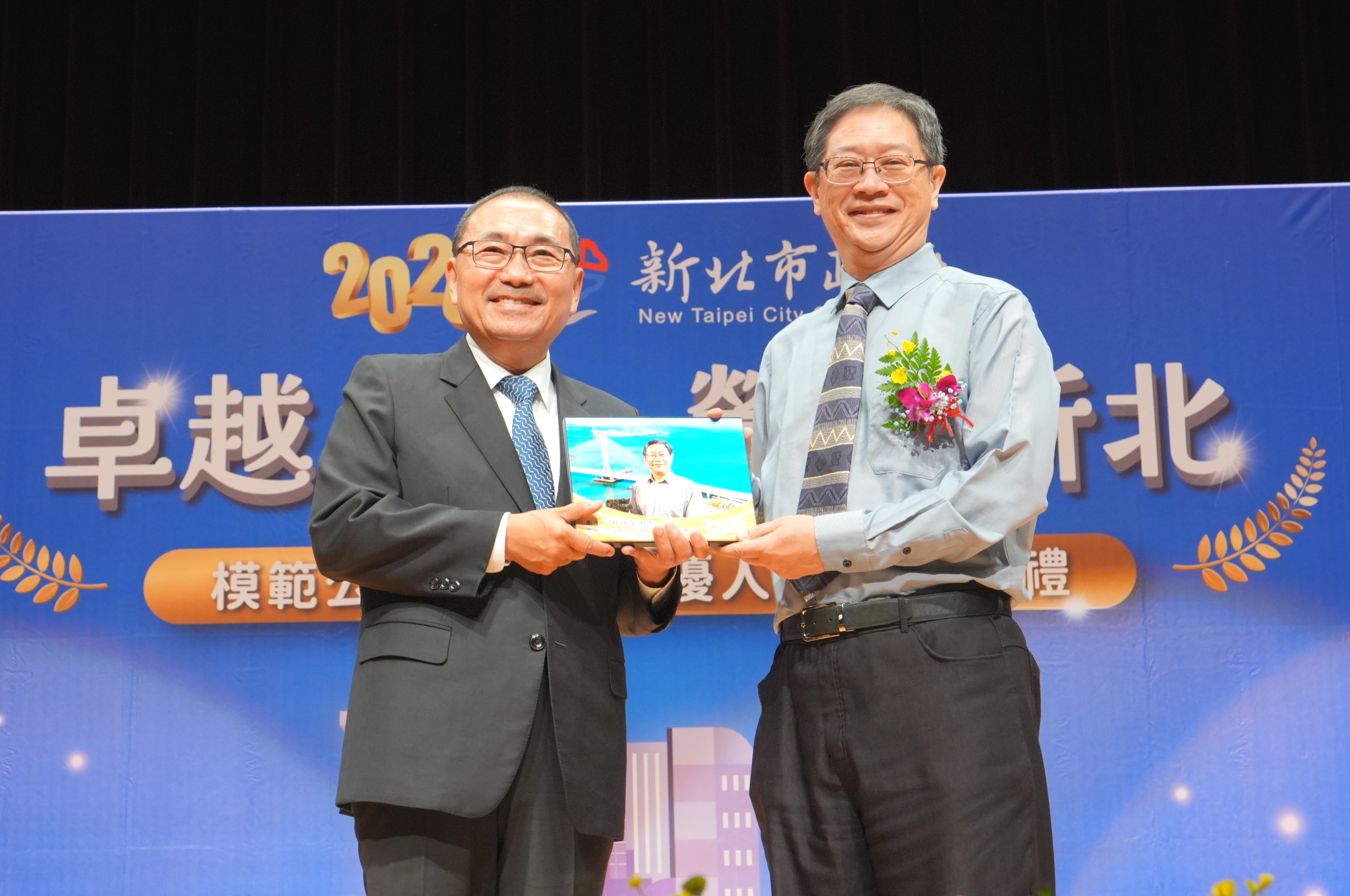 衛生局科長杜仲傑(右)與市長侯友宜合影