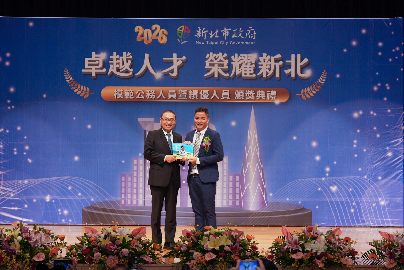 城鄉局企建科陳以霖科長，長期投入社會住宅及公共工程建設，榮獲115年模範公務人員。