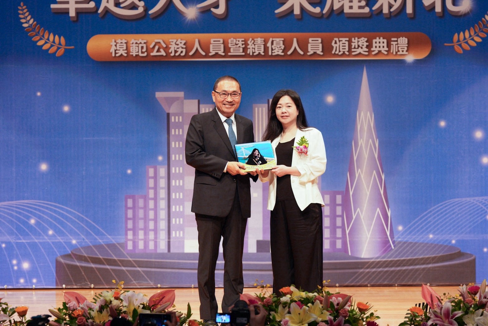 城鄉局住宅科鄭佩宜科長，整合社會住宅、租金補貼及包租代管等多元住宅政策，榮獲 114年績優人員。