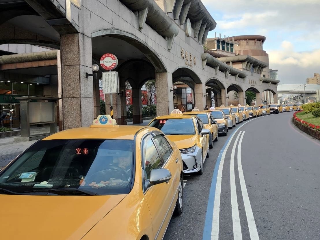 板橋火車站南二門前計程車招呼站