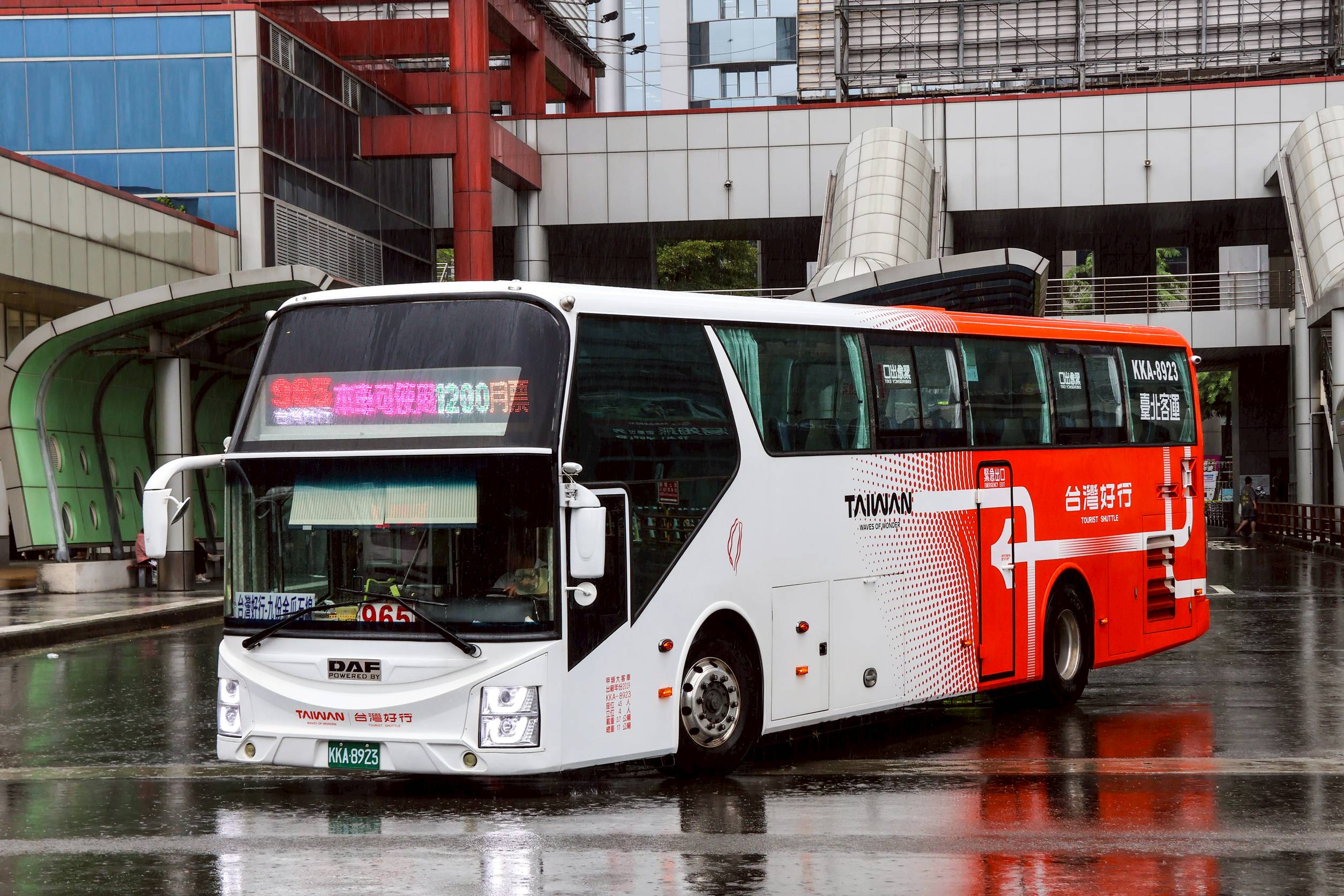 搭乘「台灣好行」965路線可直達九份老街，漫步於茶館喫茶品茗，細細品味山城獨有的迷人懷舊氛圍