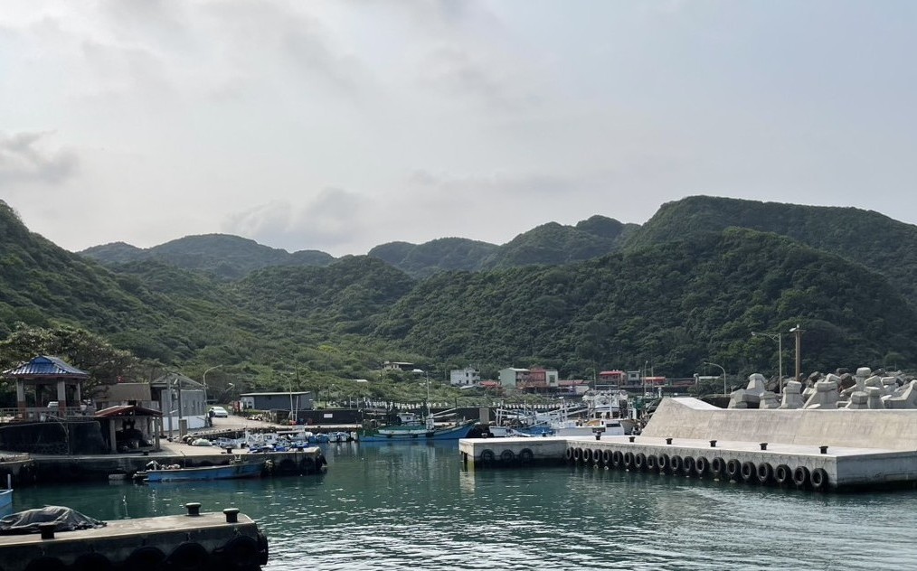 龍洞漁港依山傍海，展現東北角純樸漁村風貌
