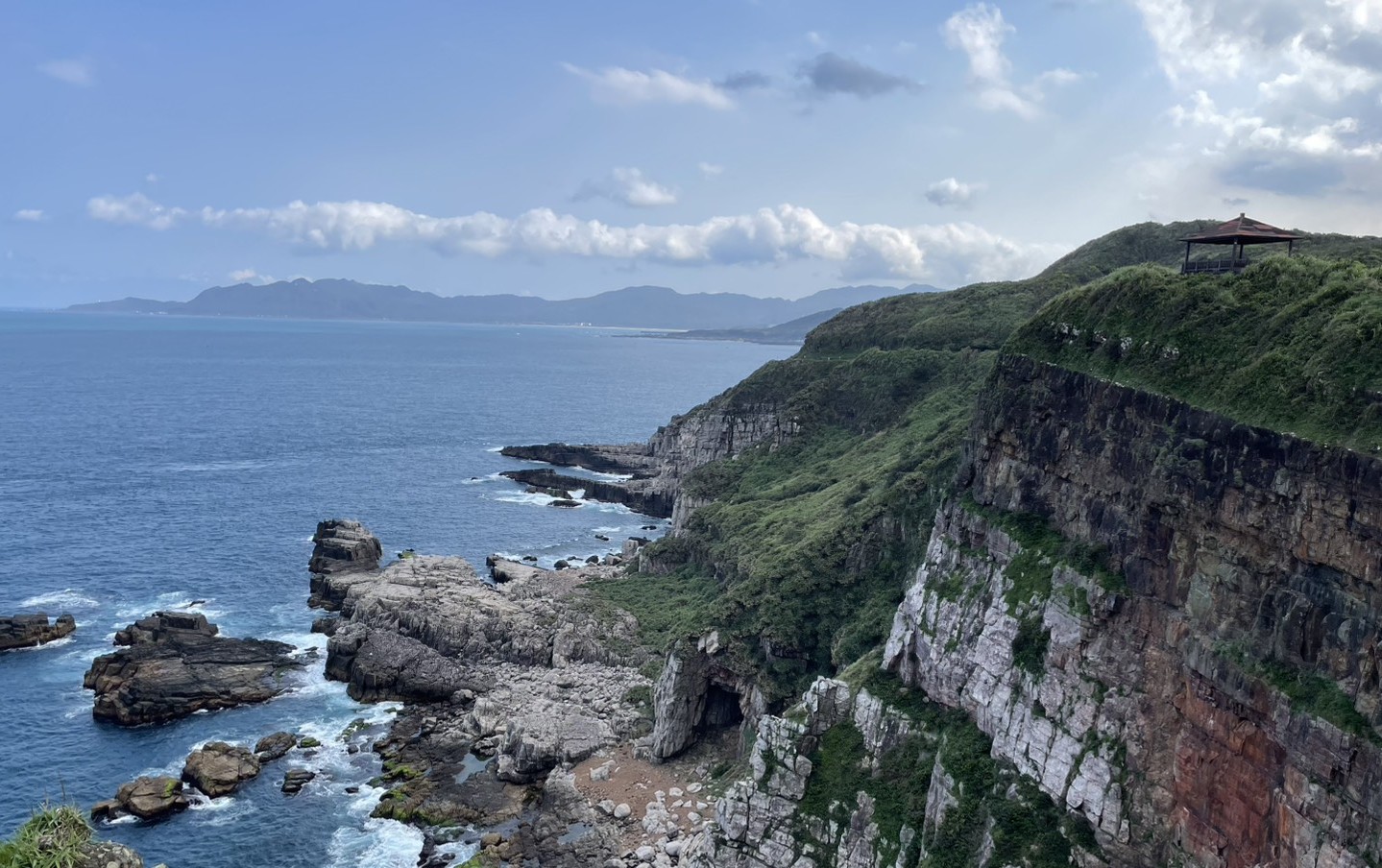 龍洞岬步道遠眺海蝕崖，飽覽東北角山海風光