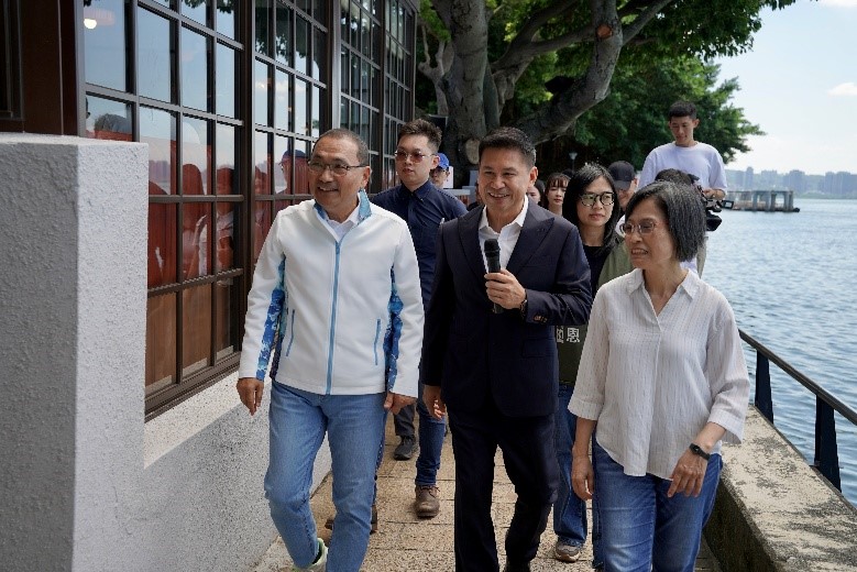 修復團隊導覽，說明傳統工法保存歷程