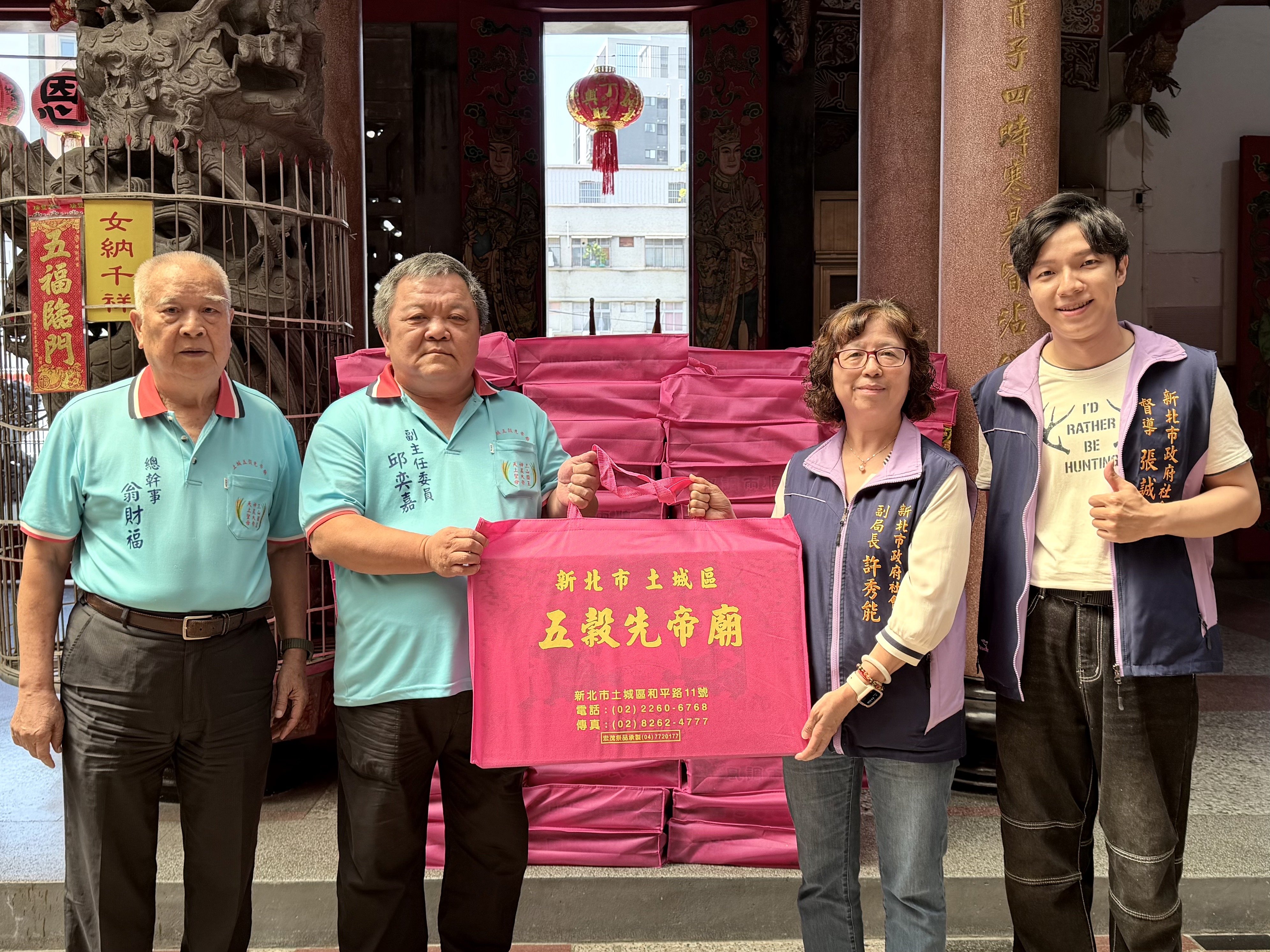 五穀先帝廟管委會副主委邱奕嘉和總幹事翁財福代表廟方捐贈，由社會局副局長許秀能代表受贈。