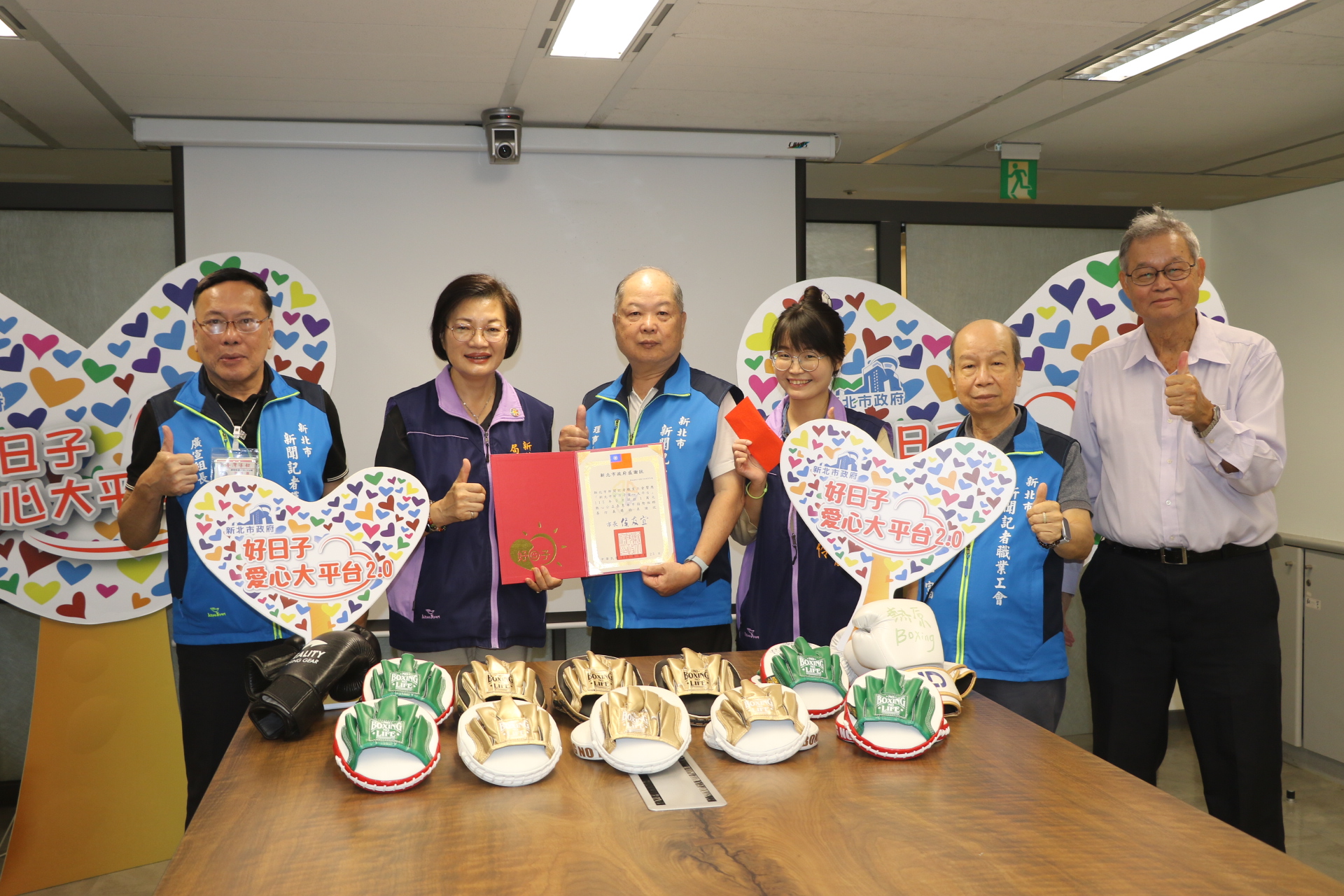  李美珍局長代表侯友宜市長回贈感謝狀給新北市新聞記者職業工會理事長黃村杉（左3）