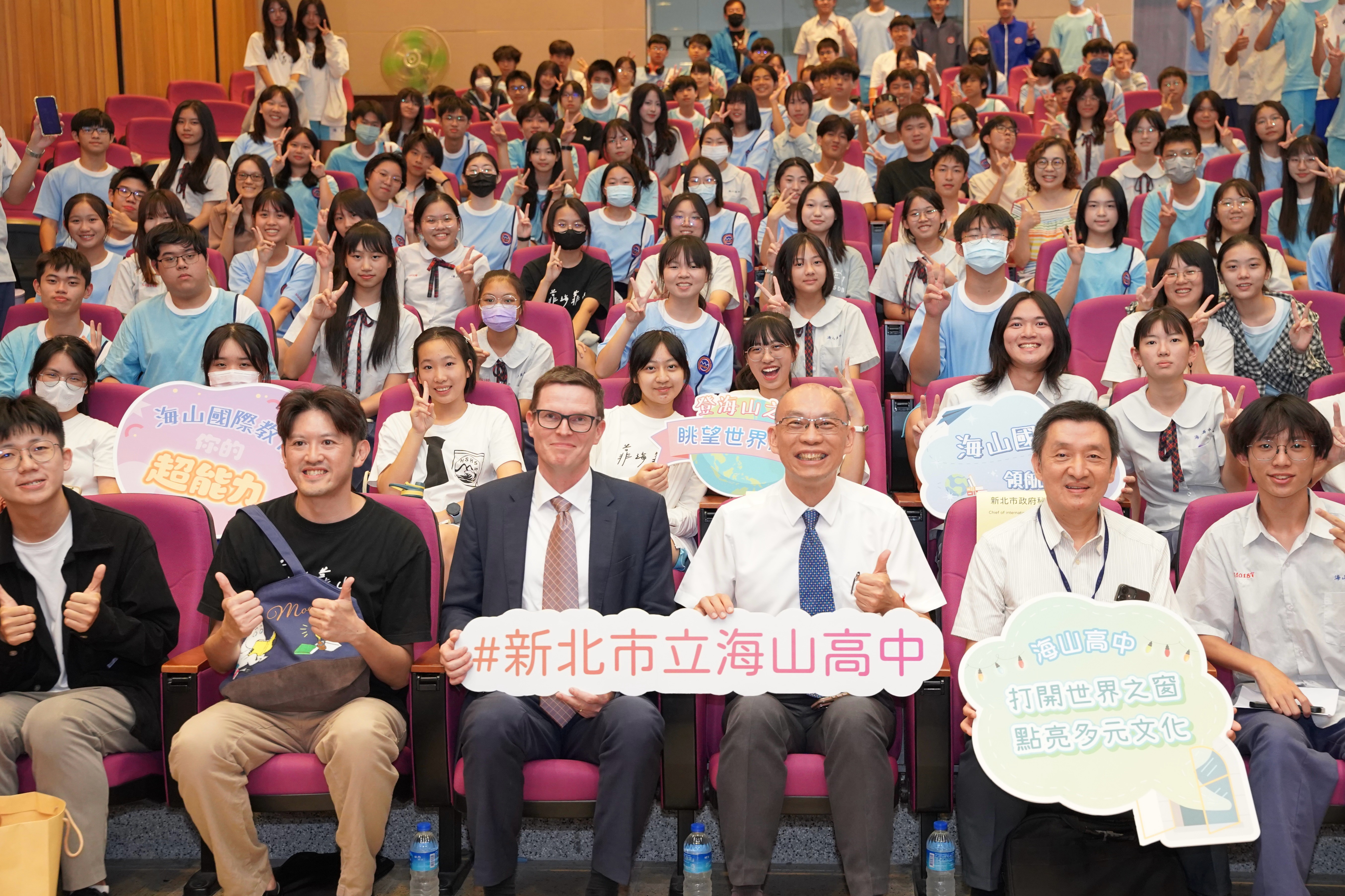 圖４：羅瑞代表與海山高中師生合影。
