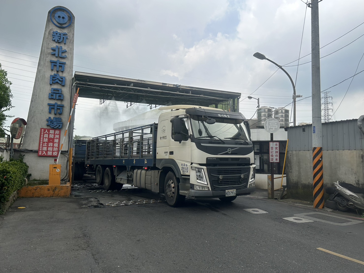 肉品市場運豬車輛逐車查核及噴霧消毒