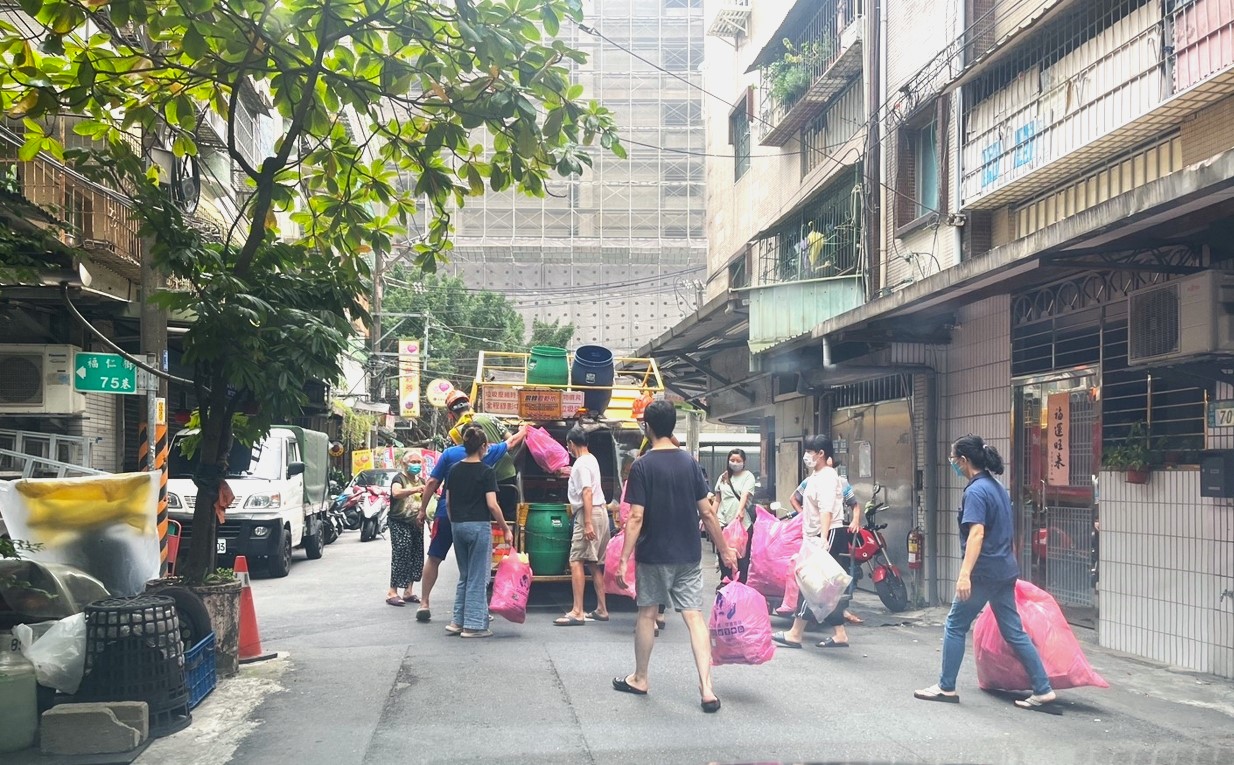 清潔隊員執行垃圾收運