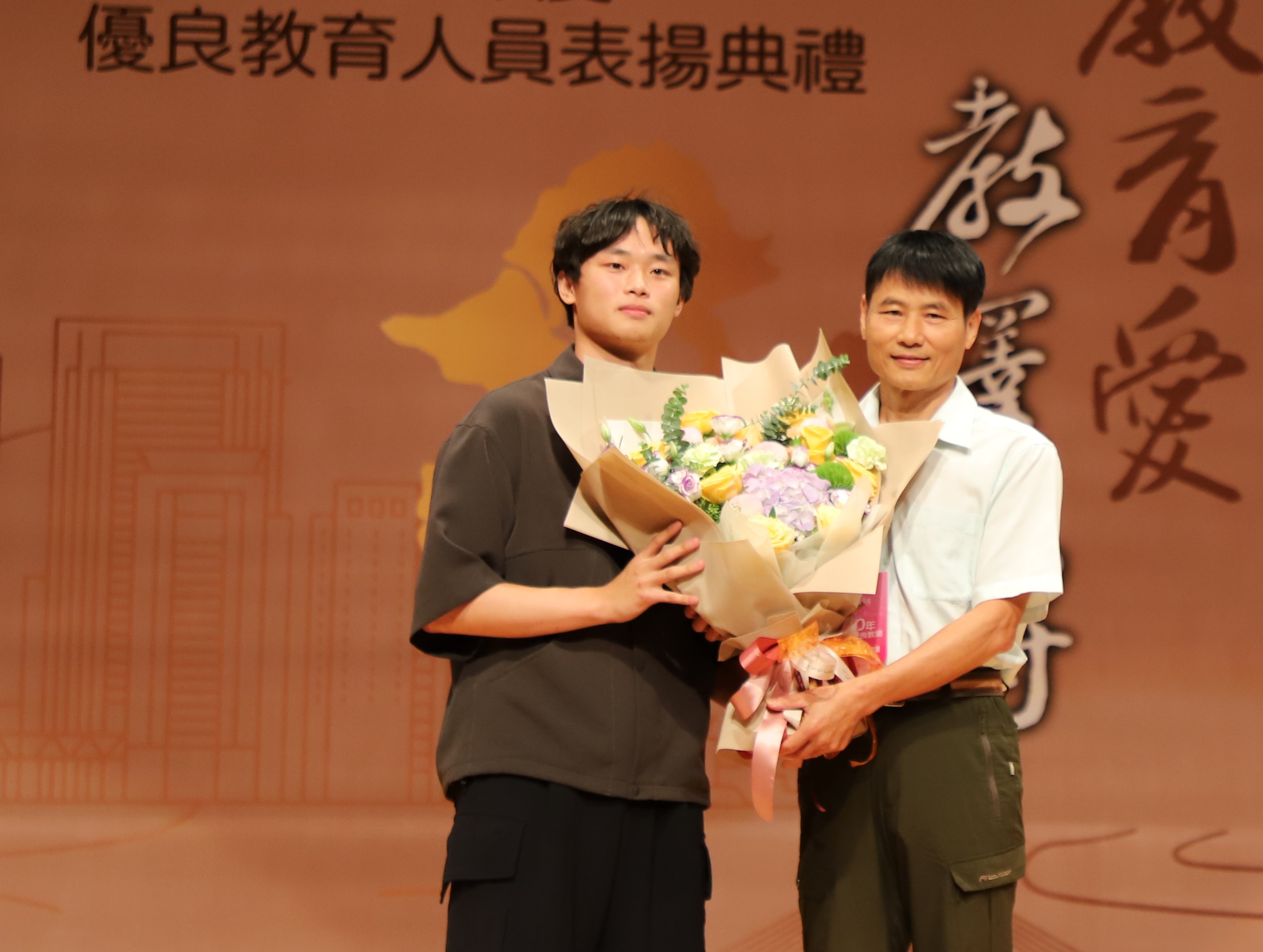 插角國小2018畢業生吳宥陞代表「教育愛．教澤傳」致感恩詞，感謝師長一路陪伴。