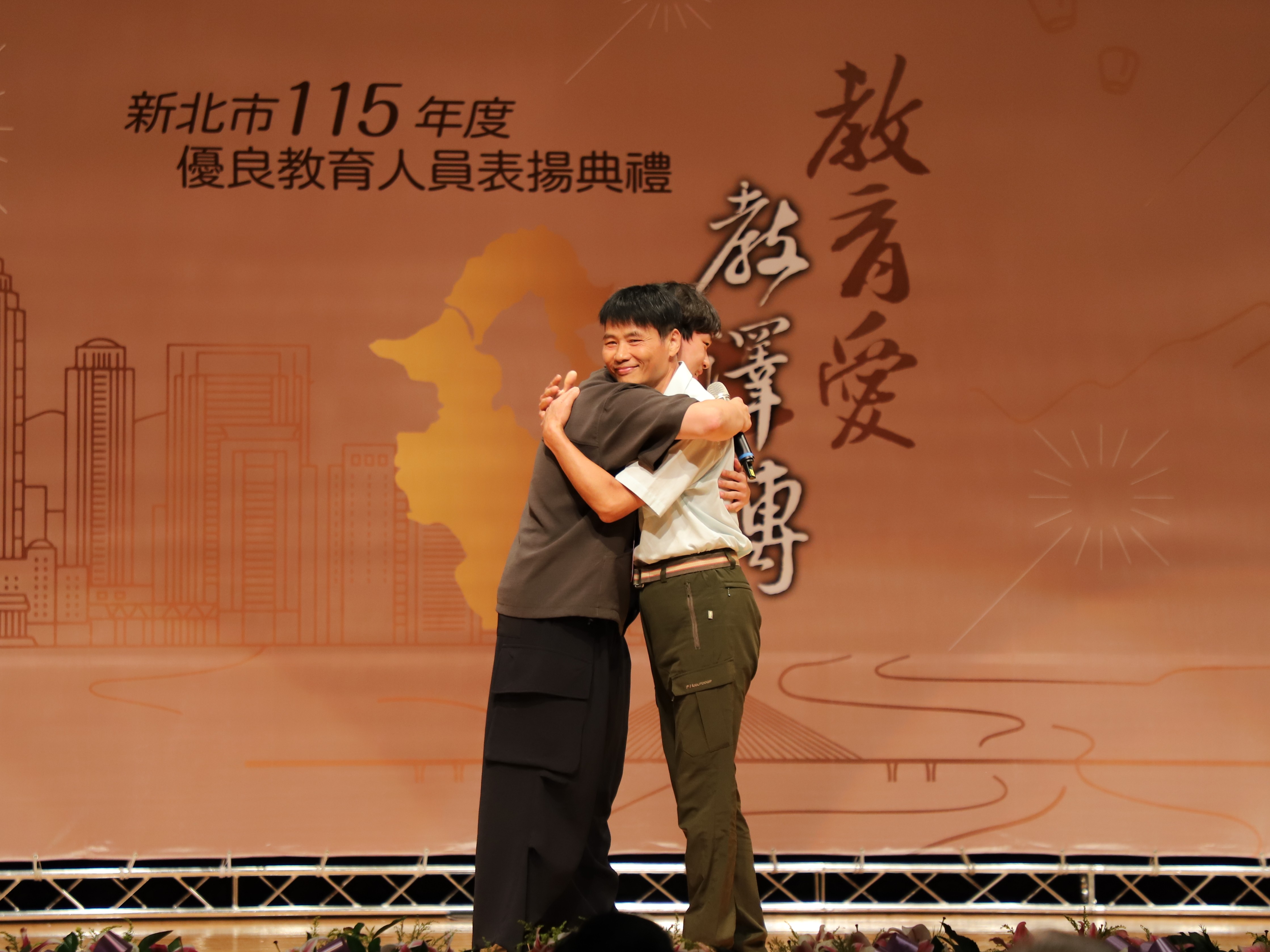 吳宥陞同學擁抱小學老師陳明啟主任，感謝一路陪伴與教導。