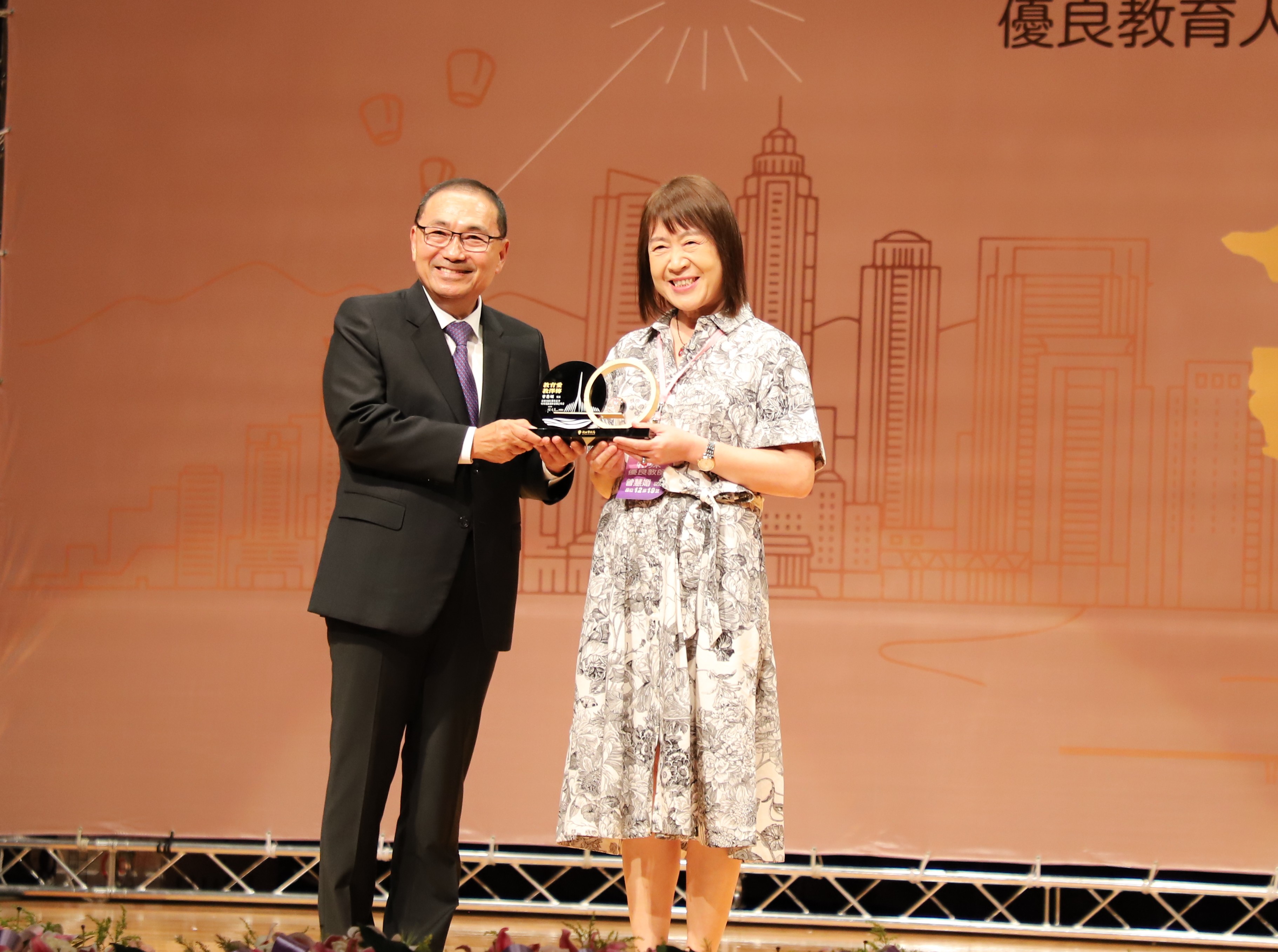 侯友宜市長與三重高中曾慧媚校長合影，肯定以學生為中心打造幸福校園。