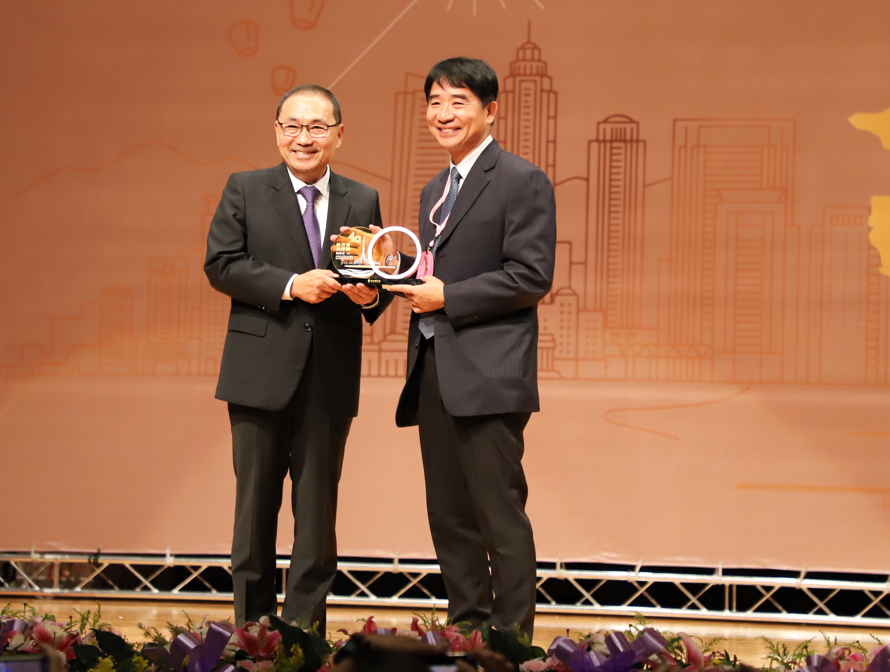 侯友宜市長與胡銘浚校長合影，肯定深耕教育40年的專業付出。