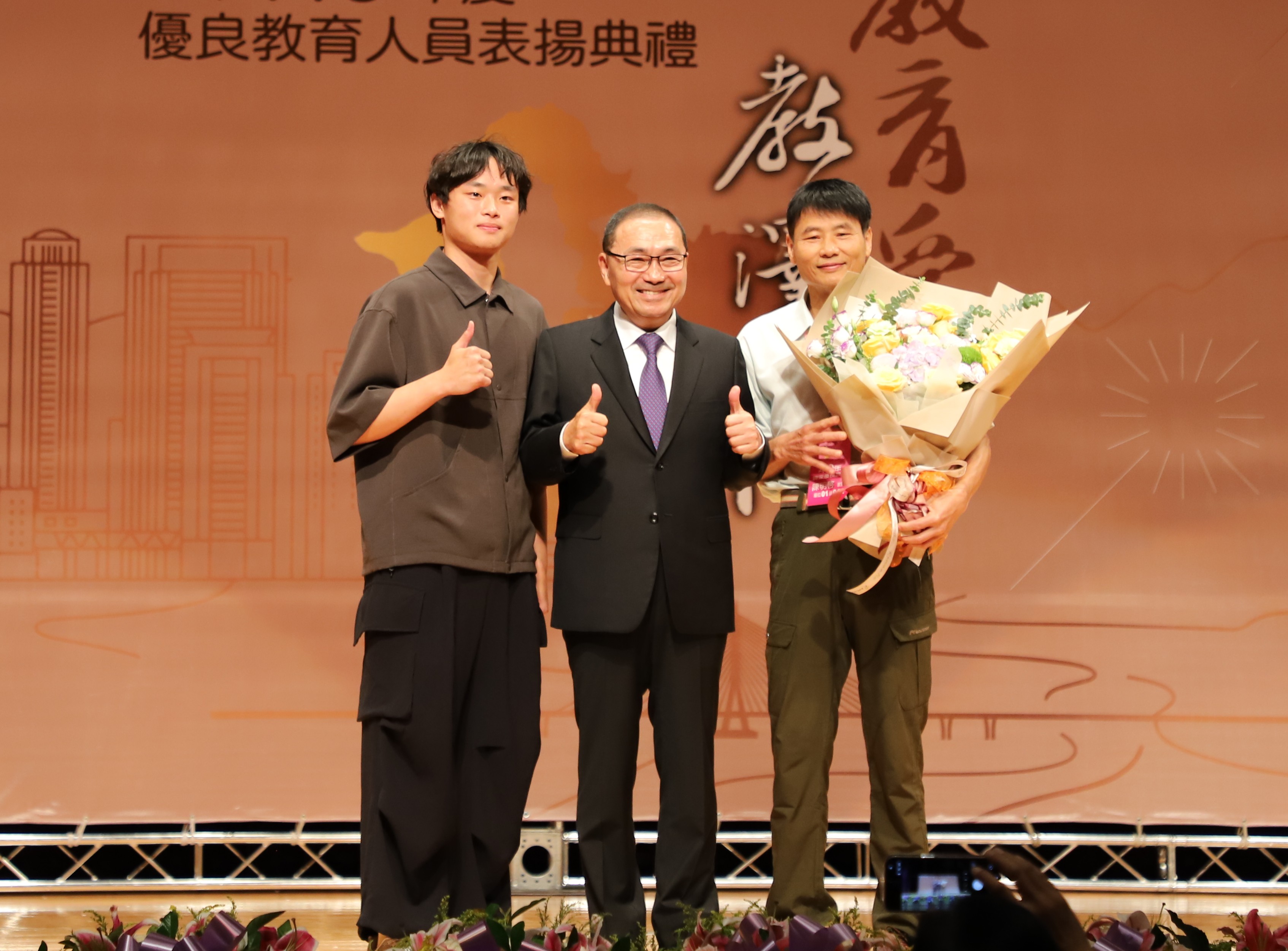 侯友宜市長與深耕教育40年的陳明啟主任合影，肯定長年教育奉獻。