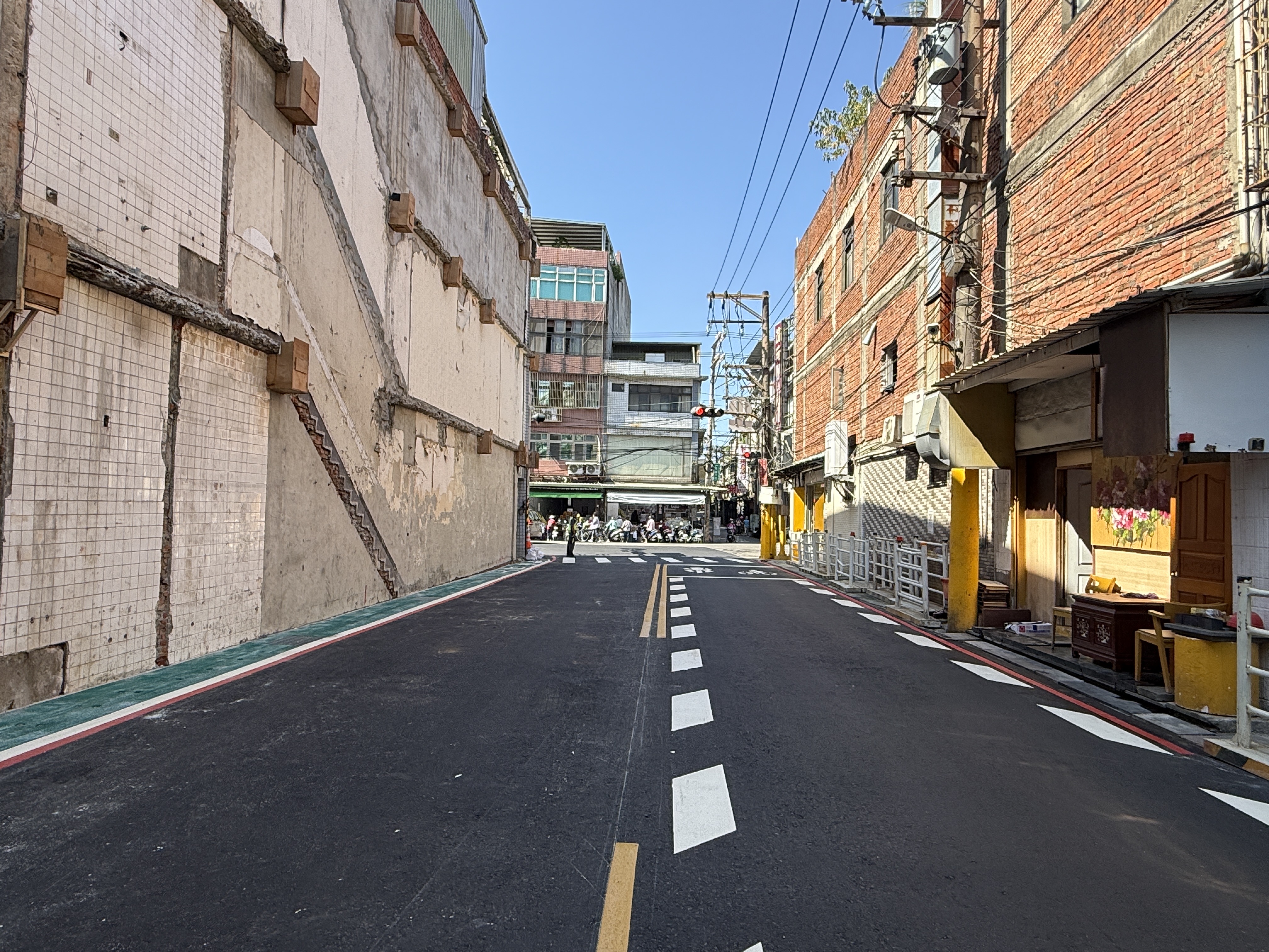鶯歌區鳳吉四街瓶頸路段拓寬工程已完成，今(21)日開放雙向通行，解決路口狹窄、會車困難的問題。