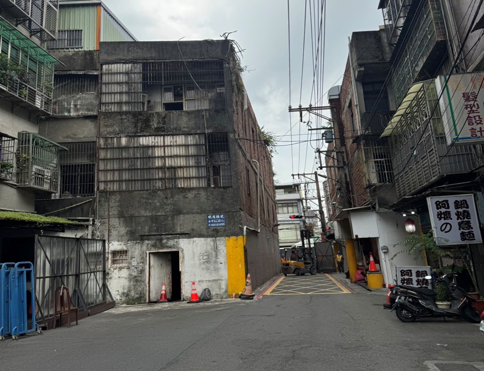 鶯歌區鳳吉四街瓶頸路段拓寬工程已完成，今(21)日開放雙向通行，解決路口狹窄、會車困難的問題。圖為施工前。