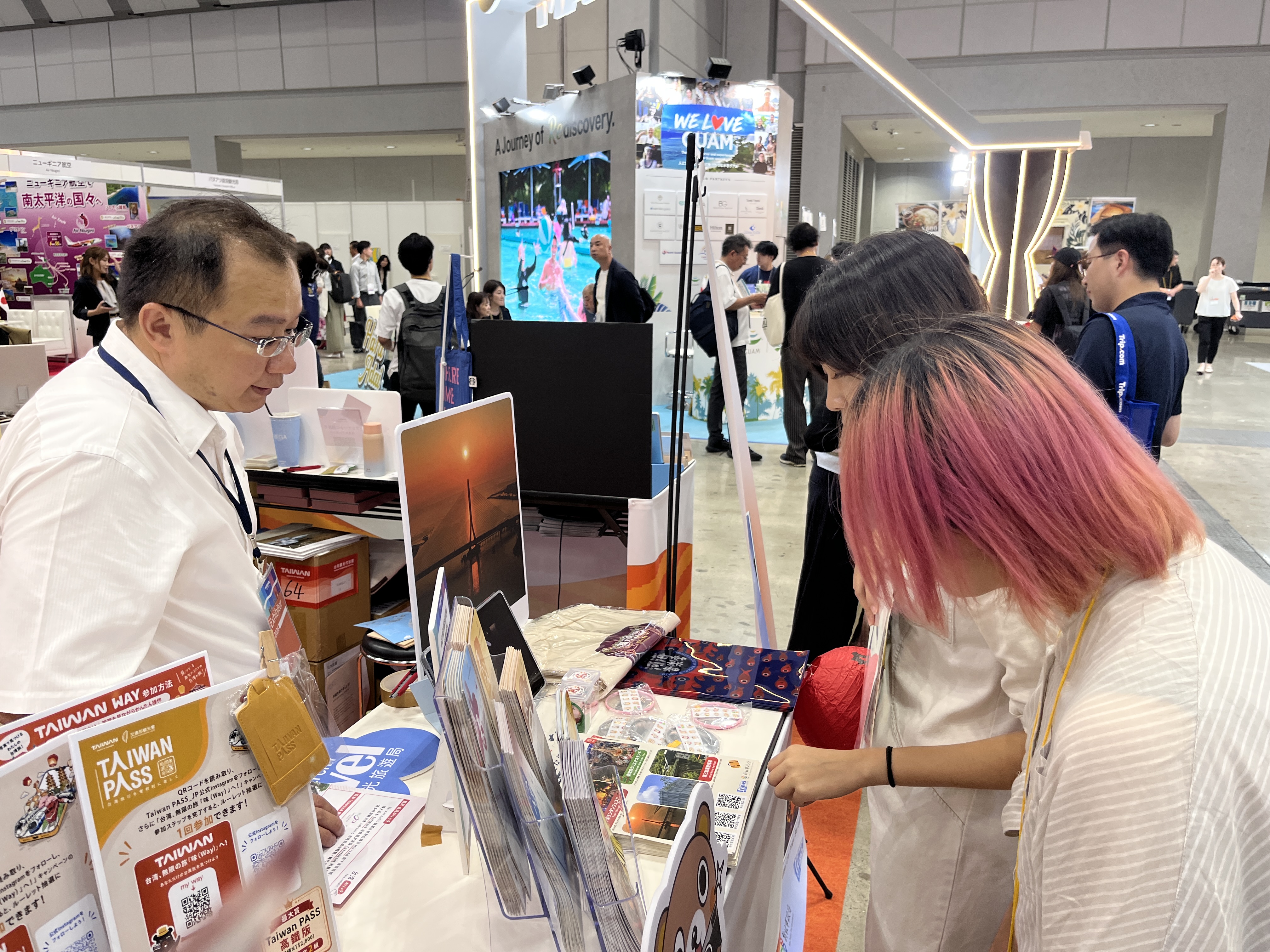  日本業者至新北市政府觀光旅遊局攤位詢問新北市旅遊資訊及領取活動文宣品