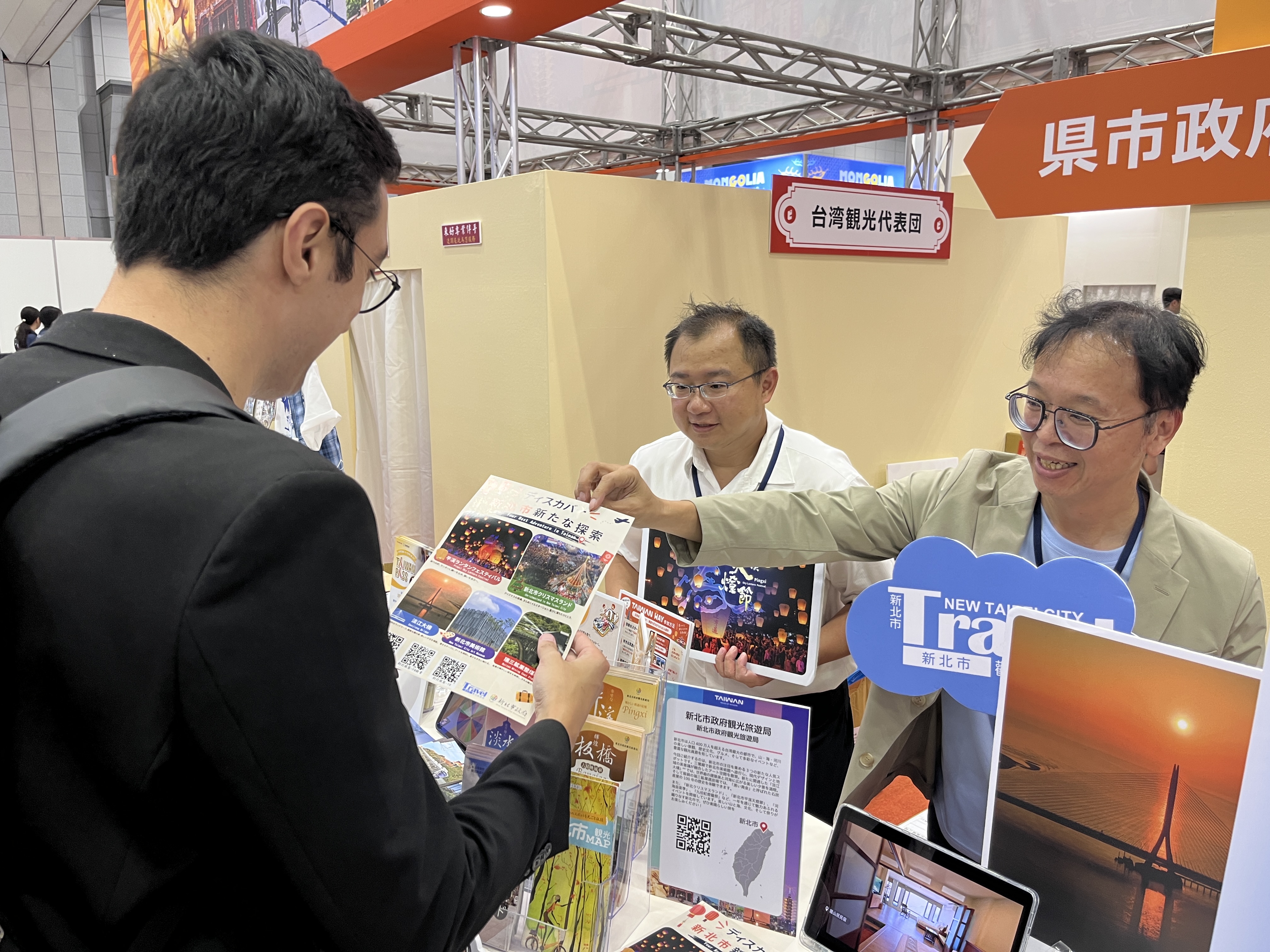  新北市政府觀光旅遊局楊宗珉局長為業者介紹新北市最新建設與知名活動