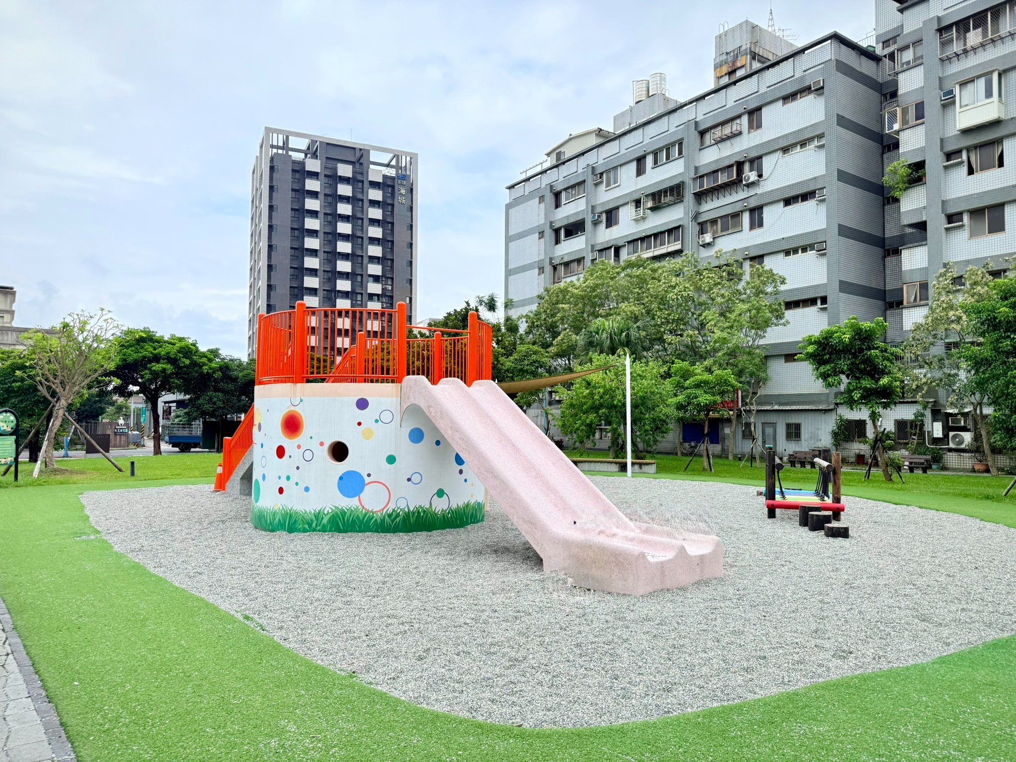 圖1.八里文昌公園以繽紛文具遊具打造童趣學習樂園。
