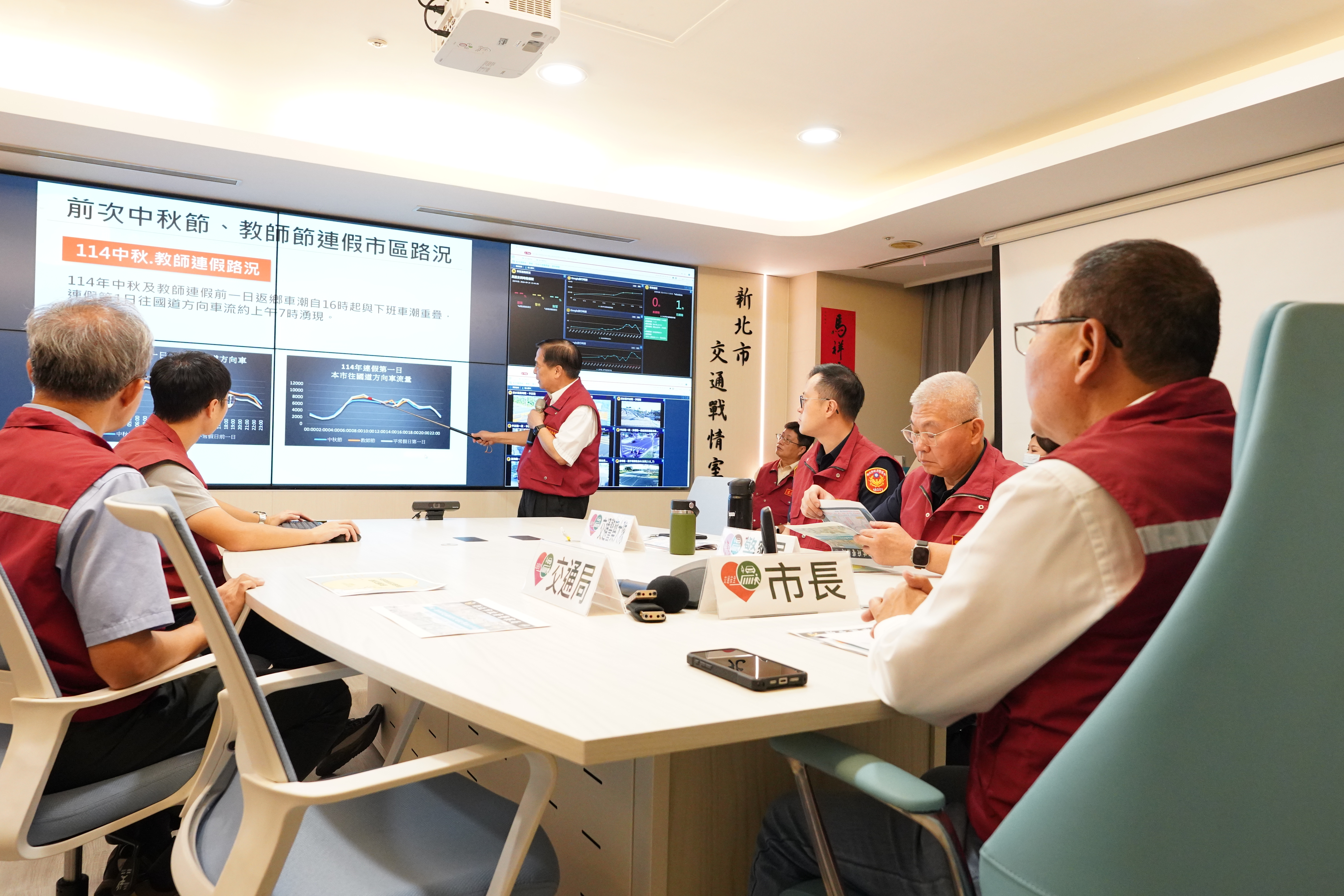 市府團隊透過24小時監控路況提前預警，並落實警力調配，依現場狀況彈性調整疏導措施，確保返鄉民眾及遊客都能度過愉快、安全的中秋連假。