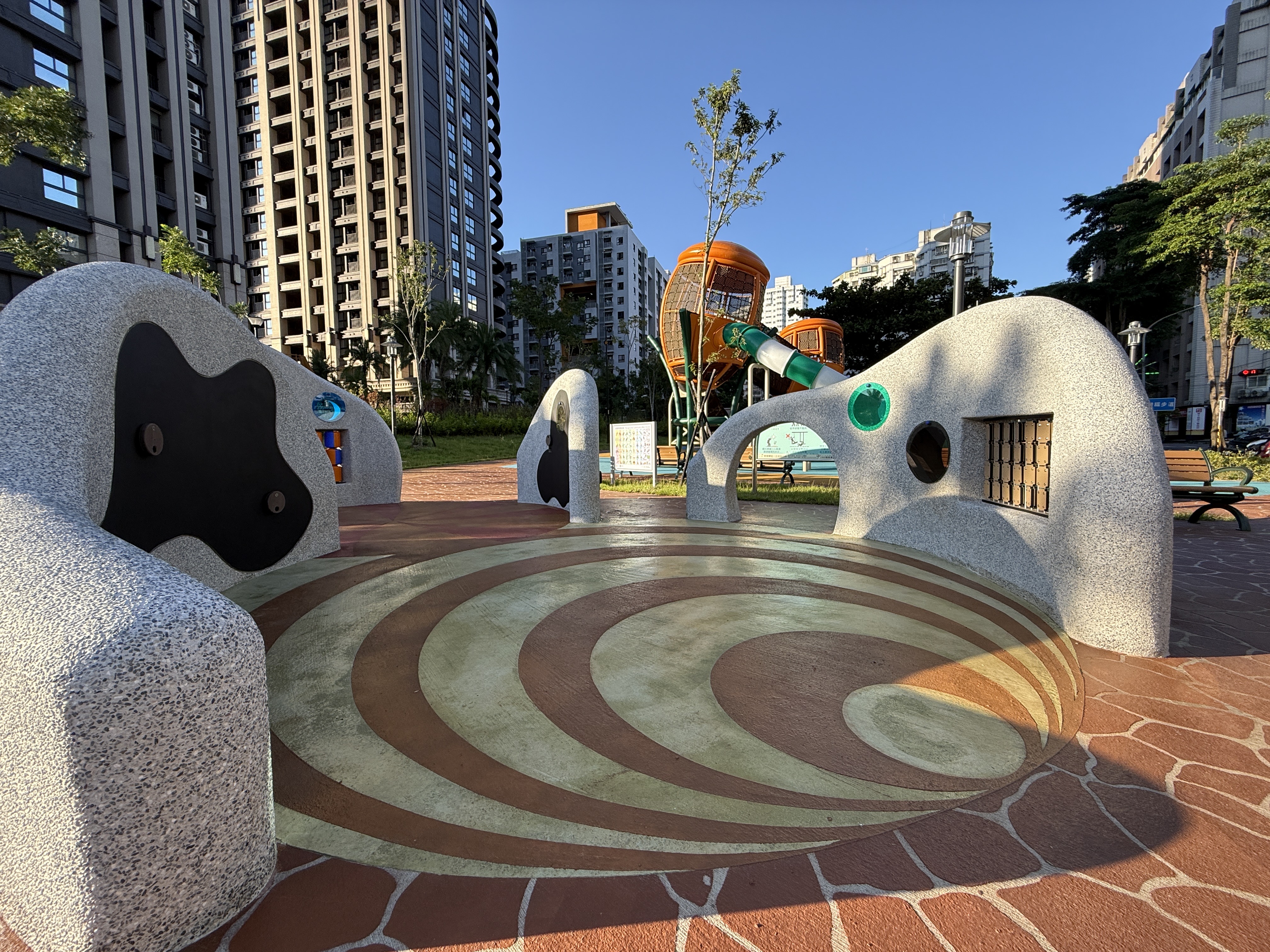 新工處將閒置空地重新打造為全齡休憩空間，土城公十七公園以「森林橡實」為主題，遊戲、運動、散步一次滿足。