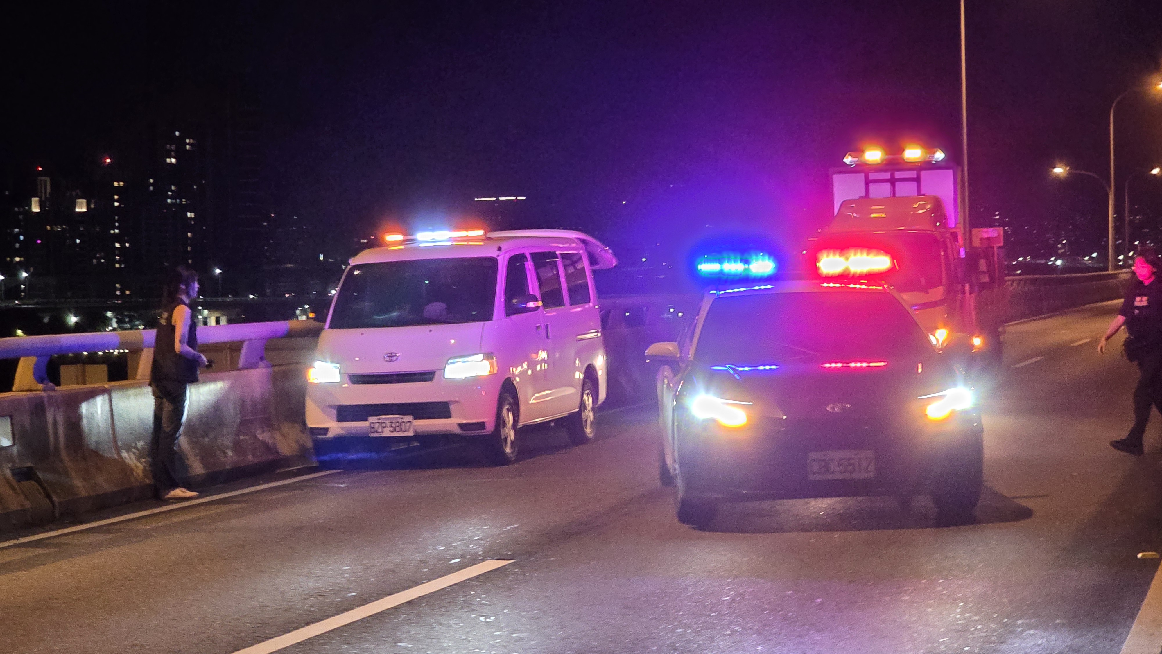  警車及防撞車緊急封路