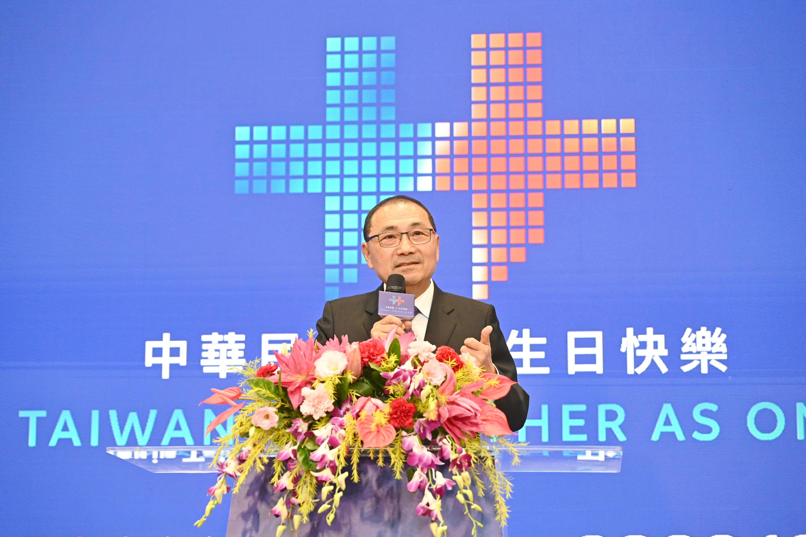 侯友宜指出，新北全力籌備國慶晚會，以「世界的舞台．齊聚台灣」為主題，邀請國內外多組藝人及表演團隊，透過音樂與表演呈現文化匯聚的能量。