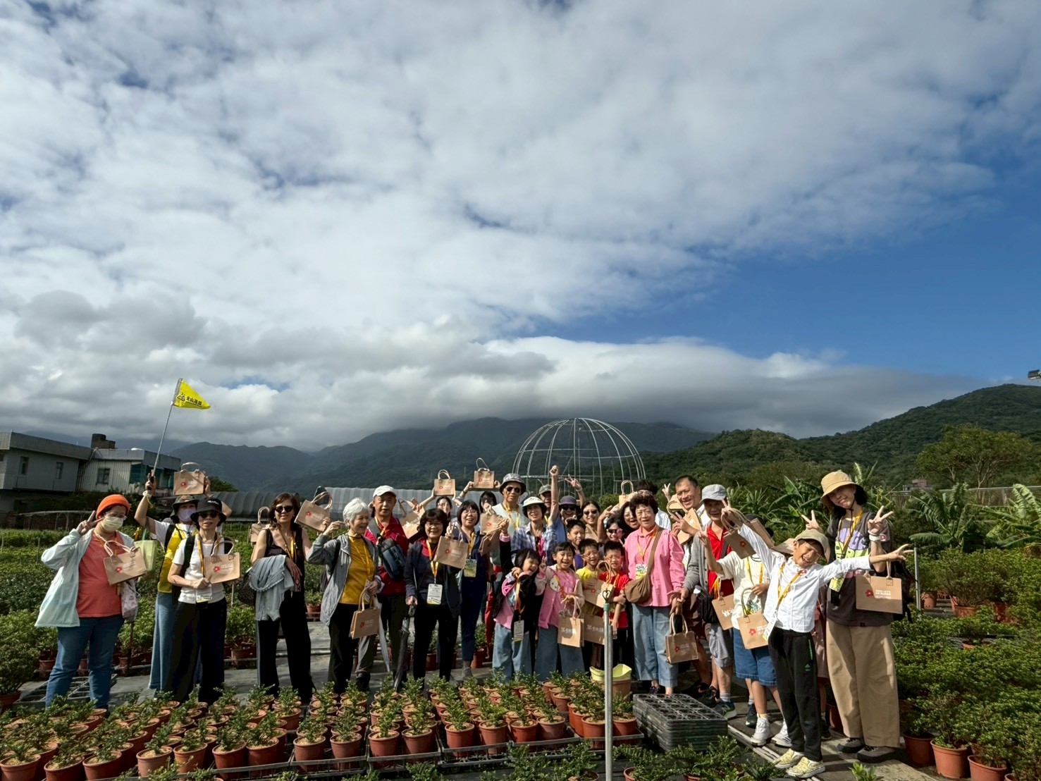 新北市農業局今（115）年再度攜手萬里、金山花農與地創團隊「金山漫遊」，結合杜鵑苗圃及在地特色景點，推出「萬金杜鵑秋季一日遊」(資料照片)